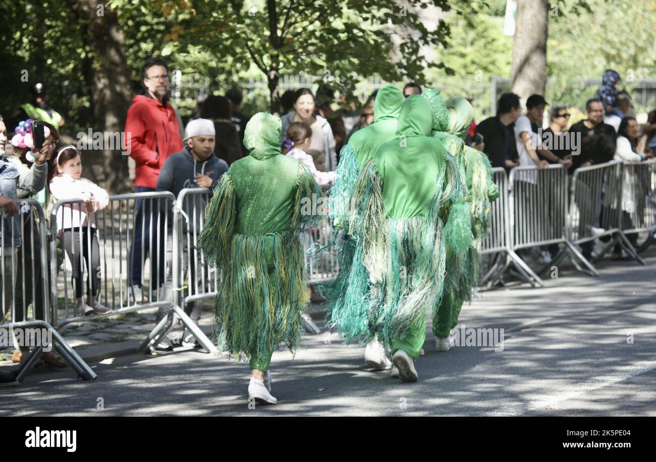 New York, USA. 9. Oktober 2022. (NEU) die Hispanic Day Parade NYC 2022. 9. Oktober 2022, New York, USA: Die Hispanic Day Parade NYC 2022, eines der Highlights der Hispanic Heritage monthÃ¢â‚¬â„¢, die ab 12pm auf der Fifth Avenue stattfindet. Einige der 21 spanischsprachigen Länder der Welt sind mit farbenfrohen Mänteln und Latino-Musik auf der Straße vertreten, wobei die Menschen entlang der eingezäunten Allee jubeln und gemeinsam tanzen. (Bild: © Niyi Fote/TheNEWS2 via ZUMA Press Wire) Stockfoto