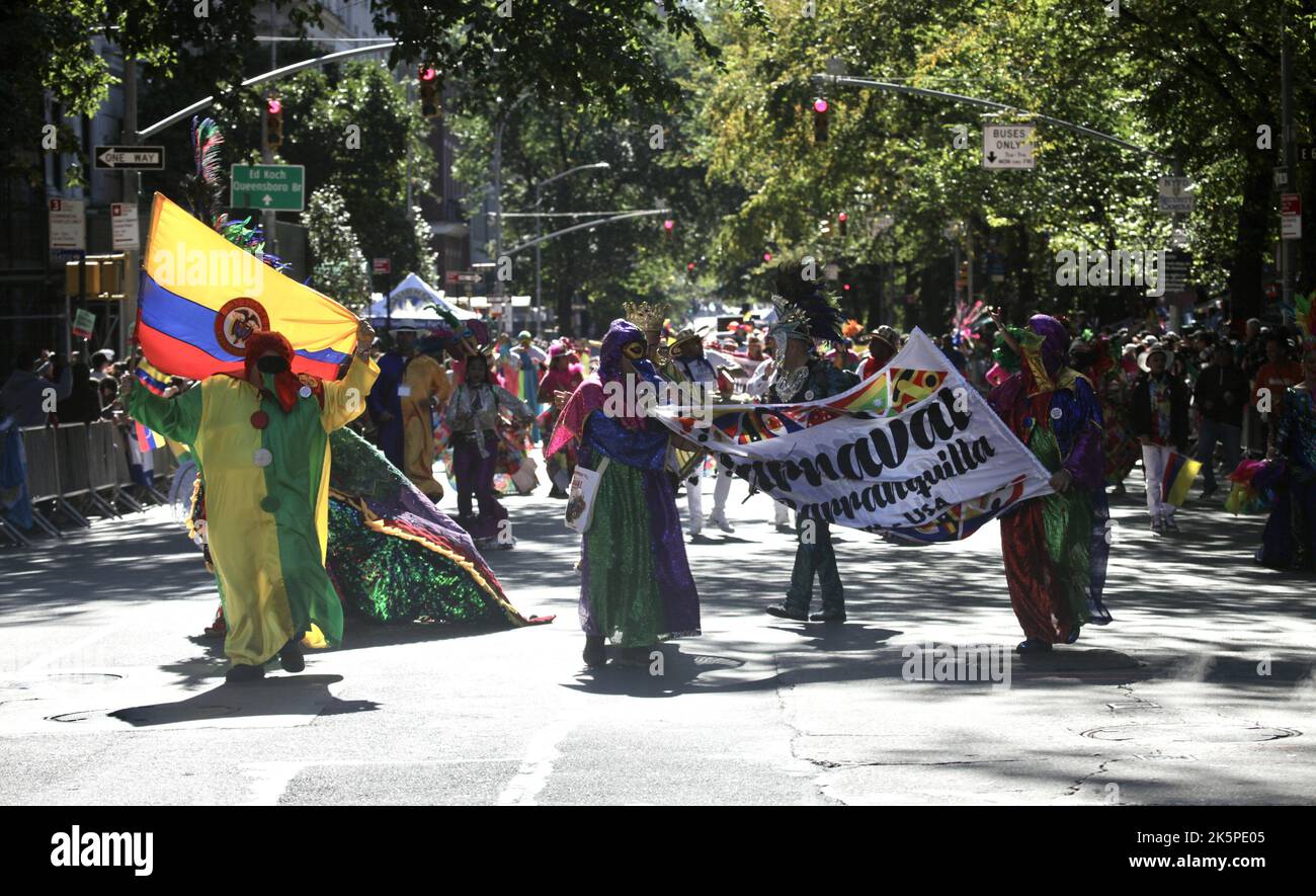 New York, USA. 9. Oktober 2022. (NEU) die Hispanic Day Parade NYC 2022. 9. Oktober 2022, New York, USA: Die Hispanic Day Parade NYC 2022, eines der Highlights der Hispanic Heritage monthÃ¢â‚¬â„¢, die ab 12pm auf der Fifth Avenue stattfindet. Einige der 21 spanischsprachigen Länder der Welt sind mit farbenfrohen Mänteln und Latino-Musik auf der Straße vertreten, wobei die Menschen entlang der eingezäunten Allee jubeln und gemeinsam tanzen. (Bild: © Niyi Fote/TheNEWS2 via ZUMA Press Wire) Stockfoto