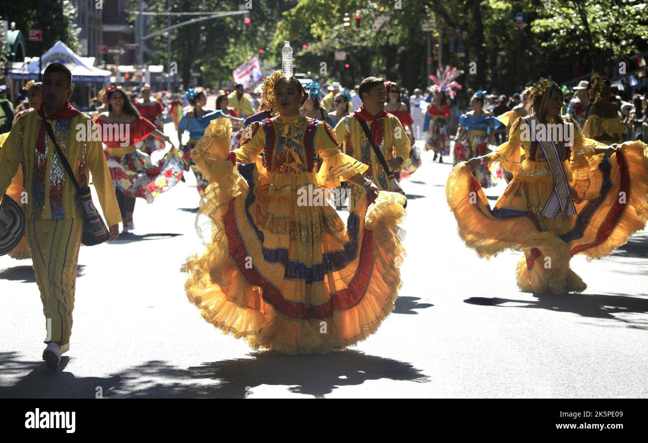 New York, USA. 9. Oktober 2022. (NEU) die Hispanic Day Parade NYC 2022. 9. Oktober 2022, New York, USA: Die Hispanic Day Parade NYC 2022, eines der Highlights der Hispanic Heritage monthÃ¢â‚¬â„¢, die ab 12pm auf der Fifth Avenue stattfindet. Einige der 21 spanischsprachigen Länder der Welt sind mit farbenfrohen Mänteln und Latino-Musik auf der Straße vertreten, wobei die Menschen entlang der eingezäunten Allee jubeln und gemeinsam tanzen. (Bild: © Niyi Fote/TheNEWS2 via ZUMA Press Wire) Stockfoto