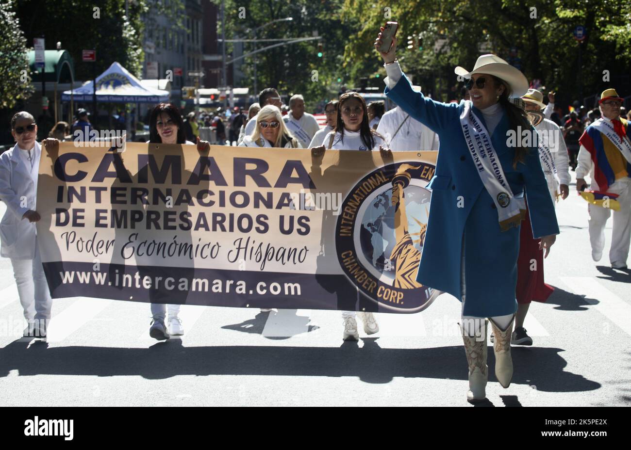 New York, USA. 9. Oktober 2022. (NEU) die Hispanic Day Parade NYC 2022. 9. Oktober 2022, New York, USA: Die Hispanic Day Parade NYC 2022, eines der Highlights der Hispanic Heritage monthÃ¢â‚¬â„¢, die ab 12pm auf der Fifth Avenue stattfindet. Einige der 21 spanischsprachigen Länder der Welt sind mit farbenfrohen Mänteln und Latino-Musik auf der Straße vertreten, wobei die Menschen entlang der eingezäunten Allee jubeln und gemeinsam tanzen. (Bild: © Niyi Fote/TheNEWS2 via ZUMA Press Wire) Stockfoto