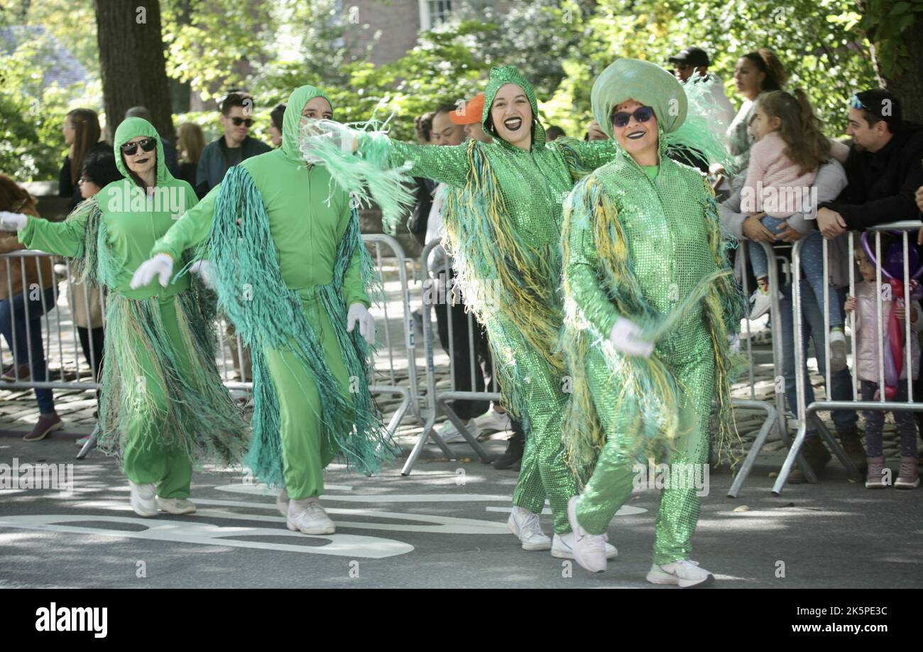 New York, USA. 9. Oktober 2022. (NEU) die Hispanic Day Parade NYC 2022. 9. Oktober 2022, New York, USA: Die Hispanic Day Parade NYC 2022, eines der Highlights der Hispanic Heritage monthÃ¢â‚¬â„¢, die ab 12pm auf der Fifth Avenue stattfindet. Einige der 21 spanischsprachigen Länder der Welt sind mit farbenfrohen Mänteln und Latino-Musik auf der Straße vertreten, wobei die Menschen entlang der eingezäunten Allee jubeln und gemeinsam tanzen. (Bild: © Niyi Fote/TheNEWS2 via ZUMA Press Wire) Stockfoto