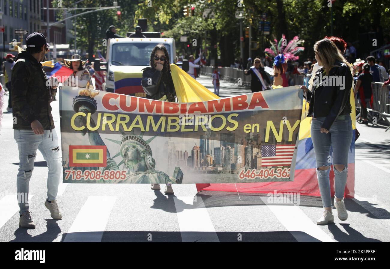 New York, USA. 9. Oktober 2022. (NEU) die Hispanic Day Parade NYC 2022. 9. Oktober 2022, New York, USA: Die Hispanic Day Parade NYC 2022, eines der Highlights der Hispanic Heritage monthÃ¢â‚¬â„¢, die ab 12pm auf der Fifth Avenue stattfindet. Einige der 21 spanischsprachigen Länder der Welt sind mit farbenfrohen Mänteln und Latino-Musik auf der Straße vertreten, wobei die Menschen entlang der eingezäunten Allee jubeln und gemeinsam tanzen. (Bild: © Niyi Fote/TheNEWS2 via ZUMA Press Wire) Stockfoto