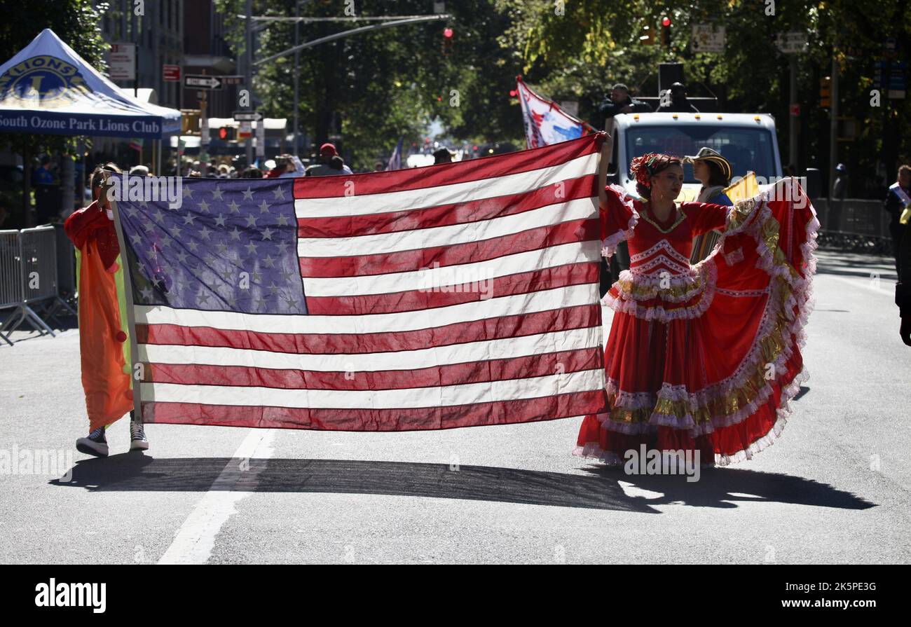 New York, USA. 9. Oktober 2022. (NEU) die Hispanic Day Parade NYC 2022. 9. Oktober 2022, New York, USA: Die Hispanic Day Parade NYC 2022, eines der Highlights der Hispanic Heritage monthÃ¢â‚¬â„¢, die ab 12pm auf der Fifth Avenue stattfindet. Einige der 21 spanischsprachigen Länder der Welt sind mit farbenfrohen Mänteln und Latino-Musik auf der Straße vertreten, wobei die Menschen entlang der eingezäunten Allee jubeln und gemeinsam tanzen. (Bild: © Niyi Fote/TheNEWS2 via ZUMA Press Wire) Stockfoto