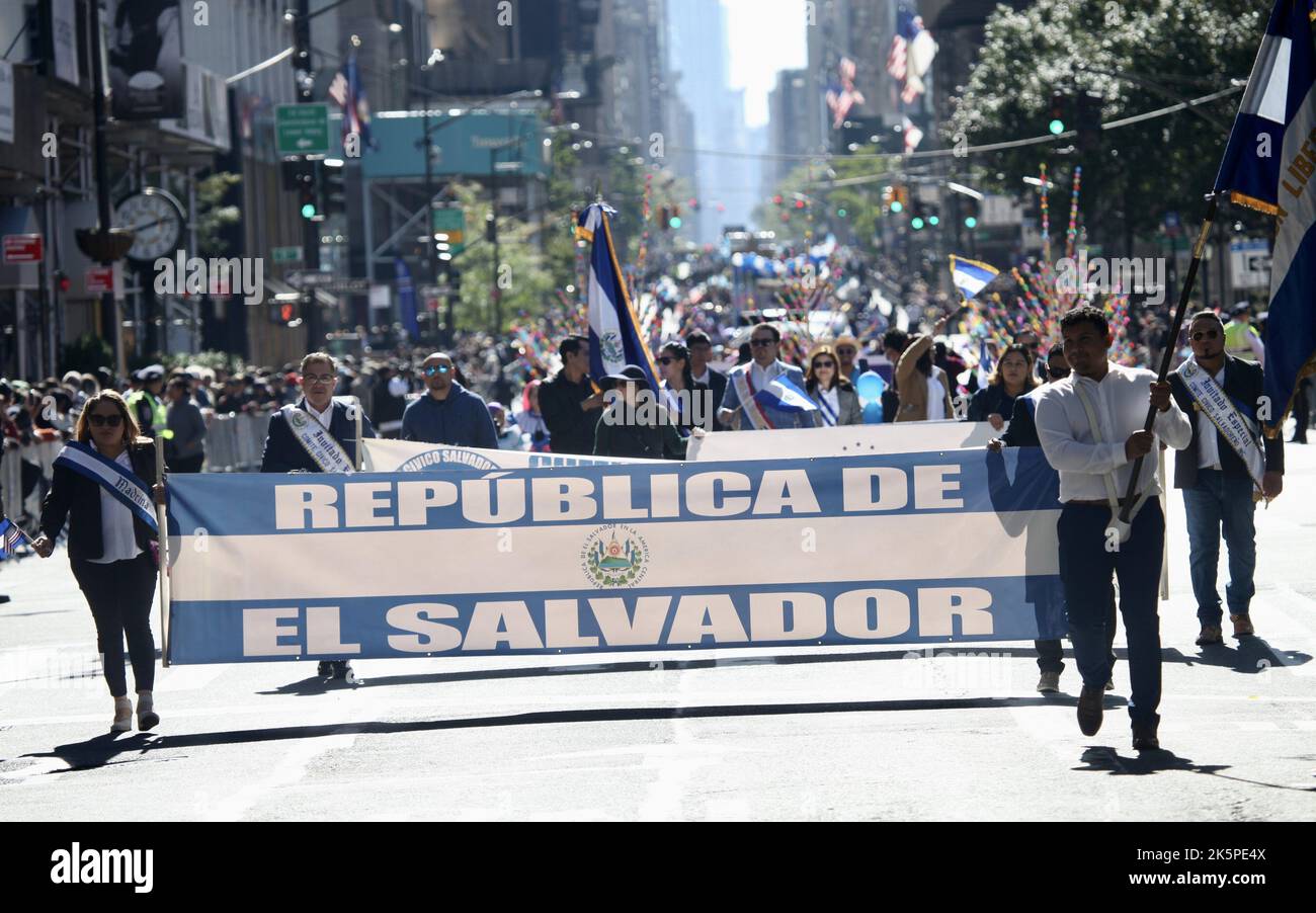 New York, USA. 9. Oktober 2022. (NEU) die Hispanic Day Parade NYC 2022. 9. Oktober 2022, New York, USA: Die Hispanic Day Parade NYC 2022, eines der Highlights der Hispanic Heritage monthÃ¢â‚¬â„¢, die ab 12pm auf der Fifth Avenue stattfindet. Einige der 21 spanischsprachigen Länder der Welt sind mit farbenfrohen Mänteln und Latino-Musik auf der Straße vertreten, wobei die Menschen entlang der eingezäunten Allee jubeln und gemeinsam tanzen. (Bild: © Niyi Fote/TheNEWS2 via ZUMA Press Wire) Stockfoto
