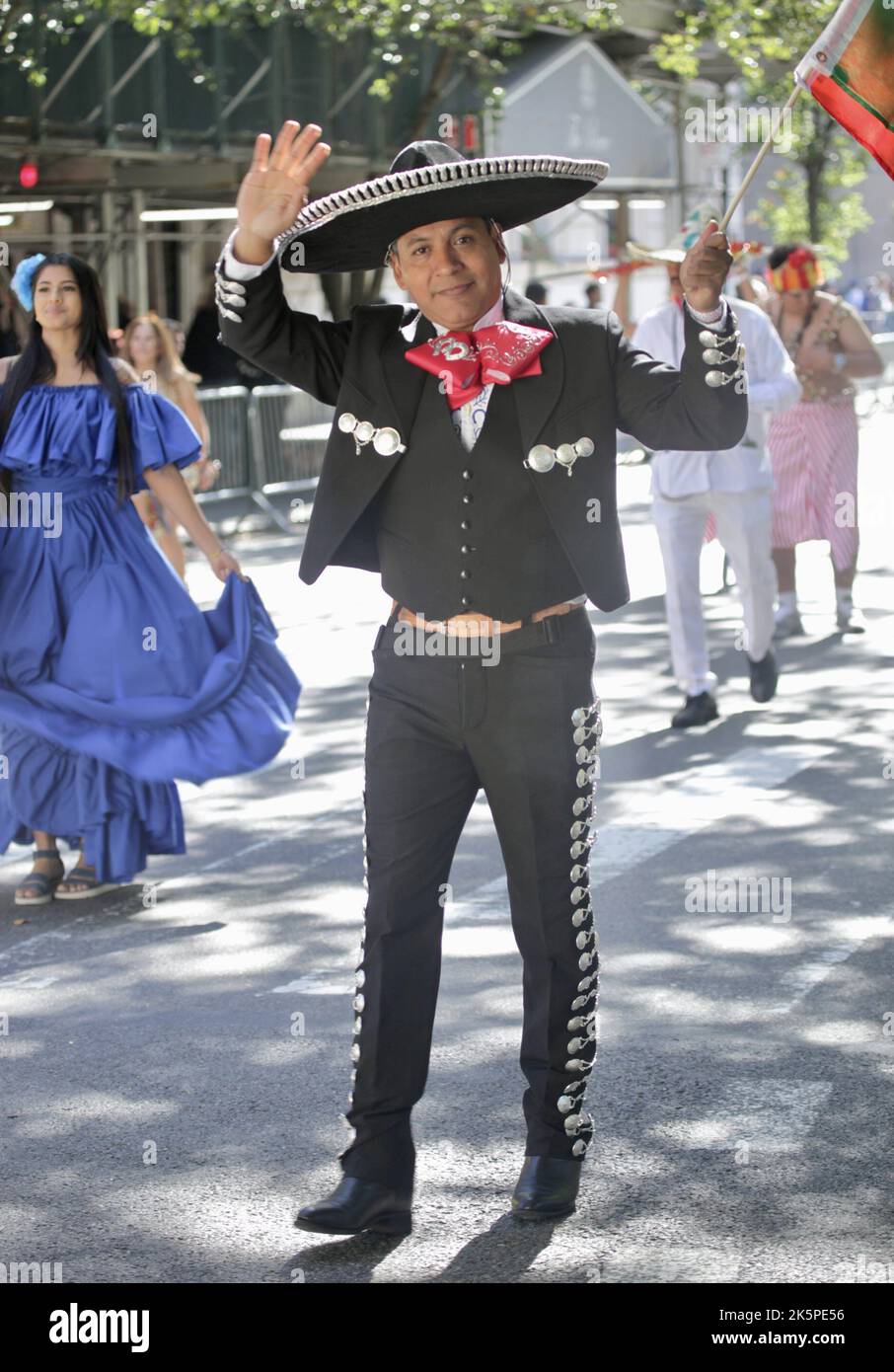 New York, USA. 9. Oktober 2022. (NEU) die Hispanic Day Parade NYC 2022. 9. Oktober 2022, New York, USA: Die Hispanic Day Parade NYC 2022, eines der Highlights der Hispanic Heritage monthÃ¢â‚¬â„¢, die ab 12pm auf der Fifth Avenue stattfindet. Einige der 21 spanischsprachigen Länder der Welt sind mit farbenfrohen Mänteln und Latino-Musik auf der Straße vertreten, wobei die Menschen entlang der eingezäunten Allee jubeln und gemeinsam tanzen. (Bild: © Niyi Fote/TheNEWS2 via ZUMA Press Wire) Stockfoto