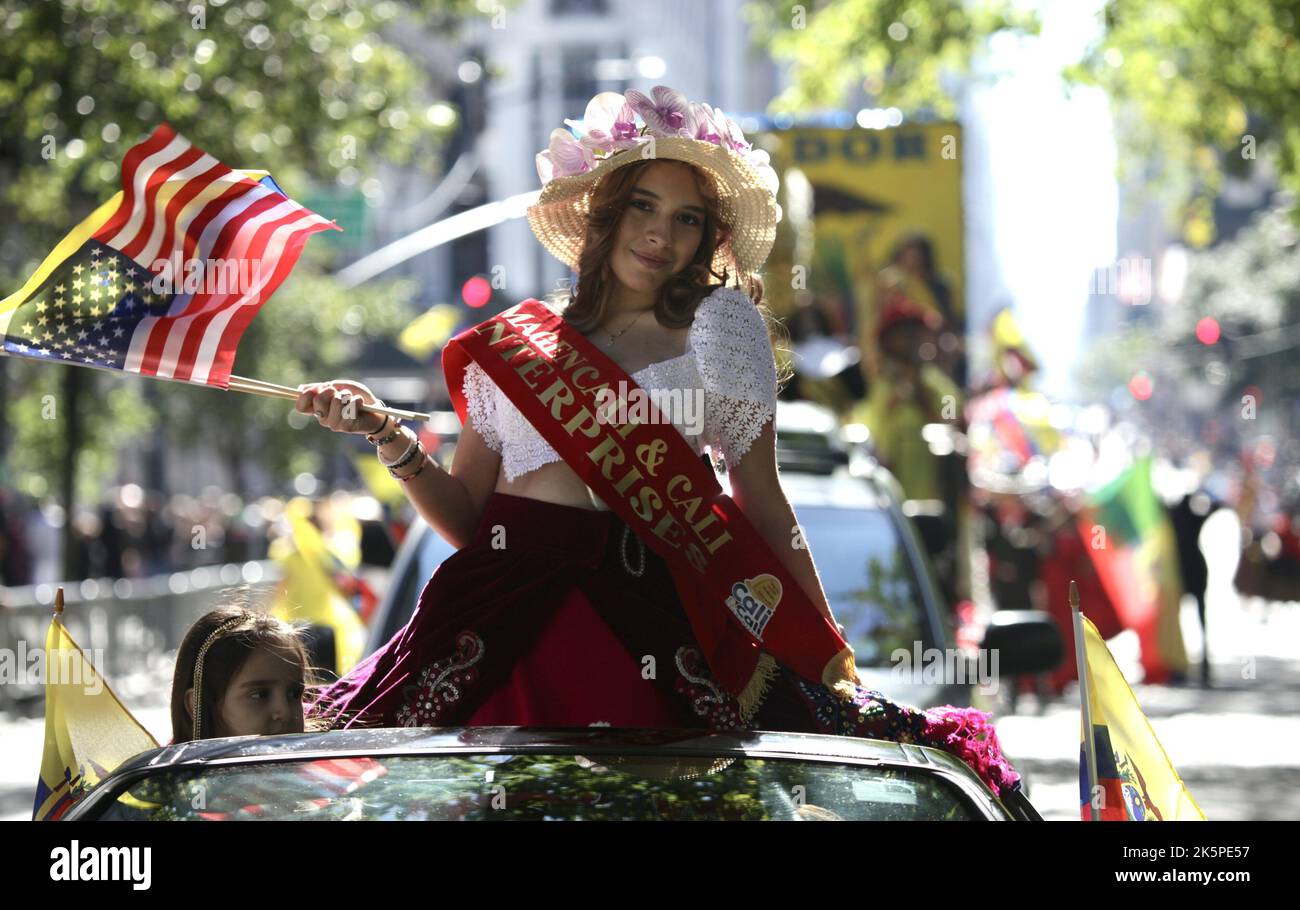 New York, USA. 9. Oktober 2022. (NEU) die Hispanic Day Parade NYC 2022. 9. Oktober 2022, New York, USA: Die Hispanic Day Parade NYC 2022, eines der Highlights der Hispanic Heritage monthÃ¢â‚¬â„¢, die ab 12pm auf der Fifth Avenue stattfindet. Einige der 21 spanischsprachigen Länder der Welt sind mit farbenfrohen Mänteln und Latino-Musik auf der Straße vertreten, wobei die Menschen entlang der eingezäunten Allee jubeln und gemeinsam tanzen. (Bild: © Niyi Fote/TheNEWS2 via ZUMA Press Wire) Stockfoto