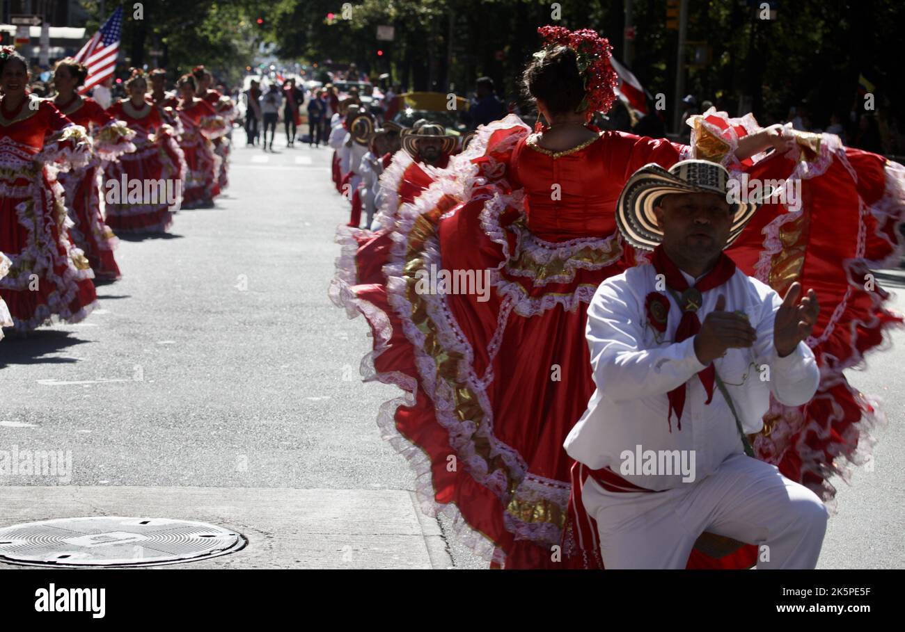 New York, USA. 9. Oktober 2022. (NEU) die Hispanic Day Parade NYC 2022. 9. Oktober 2022, New York, USA: Die Hispanic Day Parade NYC 2022, eines der Highlights der Hispanic Heritage monthÃ¢â‚¬â„¢, die ab 12pm auf der Fifth Avenue stattfindet. Einige der 21 spanischsprachigen Länder der Welt sind mit farbenfrohen Mänteln und Latino-Musik auf der Straße vertreten, wobei die Menschen entlang der eingezäunten Allee jubeln und gemeinsam tanzen. (Bild: © Niyi Fote/TheNEWS2 via ZUMA Press Wire) Stockfoto