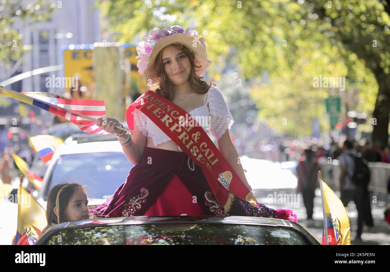 New York, USA. 9. Oktober 2022. (NEU) die Hispanic Day Parade NYC 2022. 9. Oktober 2022, New York, USA: Die Hispanic Day Parade NYC 2022, eines der Highlights der Hispanic Heritage monthÃ¢â‚¬â„¢, die ab 12pm auf der Fifth Avenue stattfindet. Einige der 21 spanischsprachigen Länder der Welt sind mit farbenfrohen Mänteln und Latino-Musik auf der Straße vertreten, wobei die Menschen entlang der eingezäunten Allee jubeln und gemeinsam tanzen. (Bild: © Niyi Fote/TheNEWS2 via ZUMA Press Wire) Stockfoto
