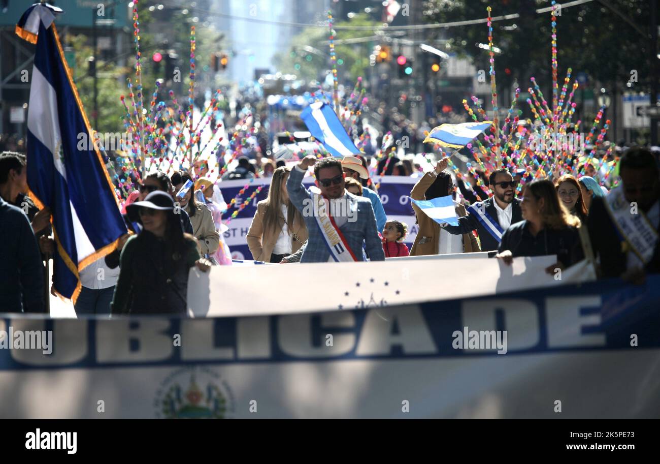 New York, USA. 9. Oktober 2022. (NEU) die Hispanic Day Parade NYC 2022. 9. Oktober 2022, New York, USA: Die Hispanic Day Parade NYC 2022, eines der Highlights der Hispanic Heritage monthÃ¢â‚¬â„¢, die ab 12pm auf der Fifth Avenue stattfindet. Einige der 21 spanischsprachigen Länder der Welt sind mit farbenfrohen Mänteln und Latino-Musik auf der Straße vertreten, wobei die Menschen entlang der eingezäunten Allee jubeln und gemeinsam tanzen. (Bild: © Niyi Fote/TheNEWS2 via ZUMA Press Wire) Stockfoto