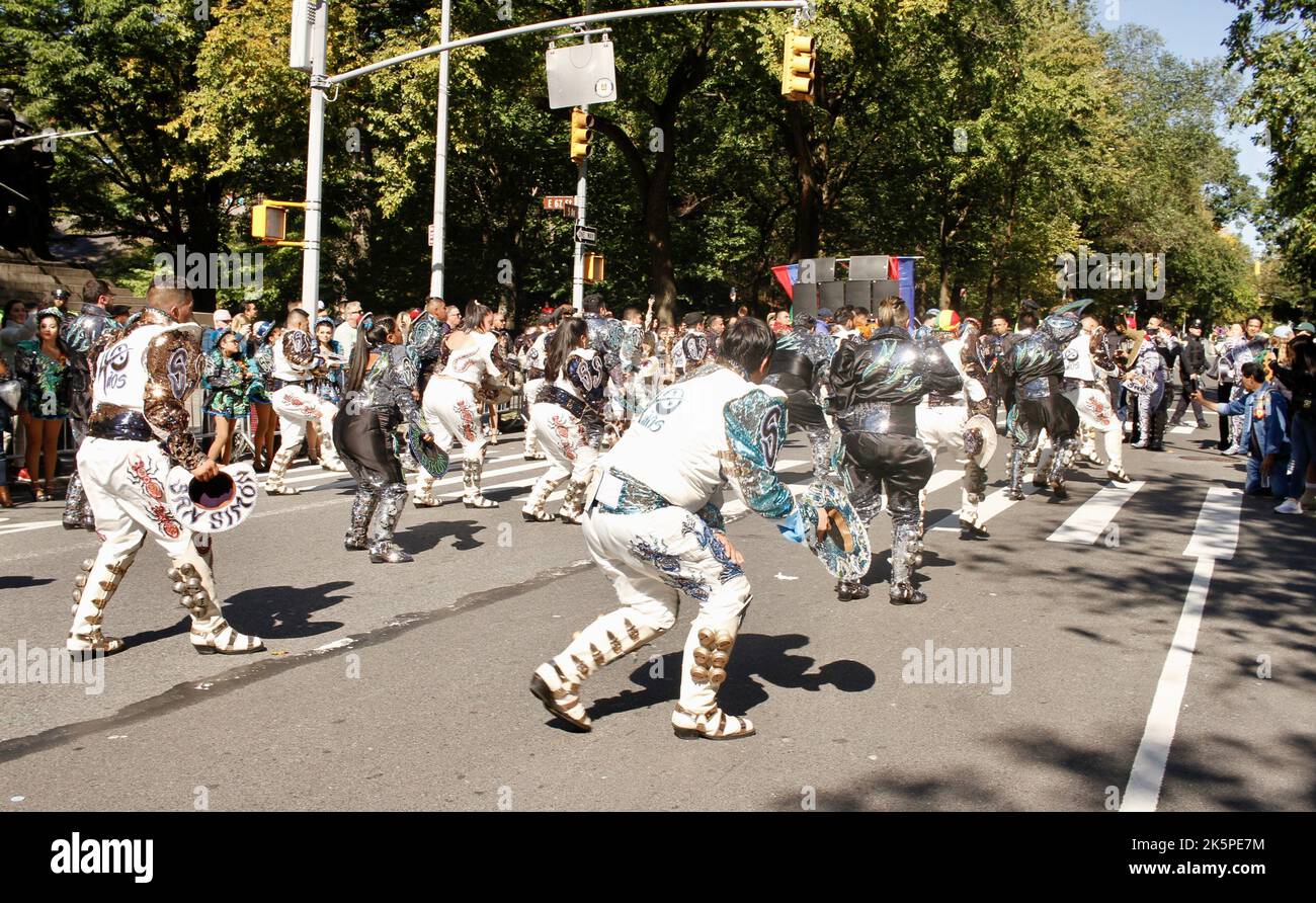 New York, USA. 9. Oktober 2022. (NEU) die Hispanic Day Parade NYC 2022. 9. Oktober 2022, New York, USA: Die Hispanic Day Parade NYC 2022, eines der Highlights der Hispanic Heritage monthÃ¢â‚¬â„¢, die ab 12pm auf der Fifth Avenue stattfindet. Einige der 21 spanischsprachigen Länder der Welt sind mit farbenfrohen Mänteln und Latino-Musik auf der Straße vertreten, wobei die Menschen entlang der eingezäunten Allee jubeln und gemeinsam tanzen. (Bild: © Niyi Fote/TheNEWS2 via ZUMA Press Wire) Stockfoto