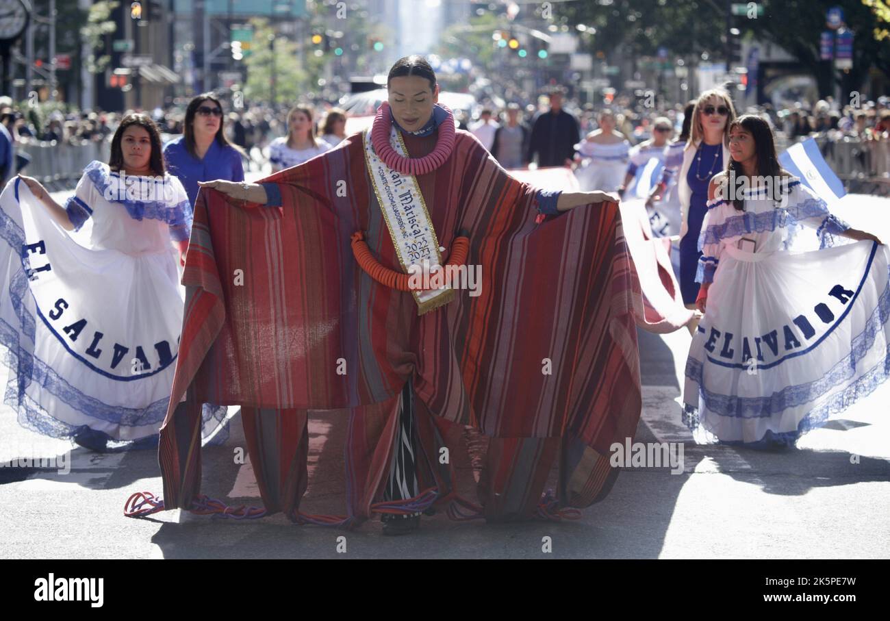 New York, USA. 9. Oktober 2022. (NEU) die Hispanic Day Parade NYC 2022. 9. Oktober 2022, New York, USA: Die Hispanic Day Parade NYC 2022, eines der Highlights der Hispanic Heritage monthÃ¢â‚¬â„¢, die ab 12pm auf der Fifth Avenue stattfindet. Einige der 21 spanischsprachigen Länder der Welt sind mit farbenfrohen Mänteln und Latino-Musik auf der Straße vertreten, wobei die Menschen entlang der eingezäunten Allee jubeln und gemeinsam tanzen. (Bild: © Niyi Fote/TheNEWS2 via ZUMA Press Wire) Stockfoto