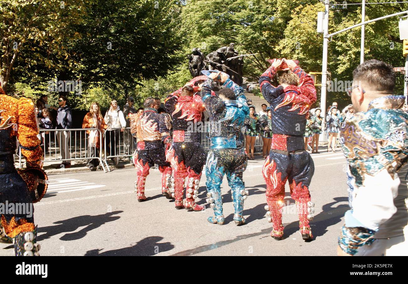 New York, USA. 9. Oktober 2022. (NEU) die Hispanic Day Parade NYC 2022. 9. Oktober 2022, New York, USA: Die Hispanic Day Parade NYC 2022, eines der Highlights der Hispanic Heritage monthÃ¢â‚¬â„¢, die ab 12pm auf der Fifth Avenue stattfindet. Einige der 21 spanischsprachigen Länder der Welt sind mit farbenfrohen Mänteln und Latino-Musik auf der Straße vertreten, wobei die Menschen entlang der eingezäunten Allee jubeln und gemeinsam tanzen. (Bild: © Niyi Fote/TheNEWS2 via ZUMA Press Wire) Stockfoto