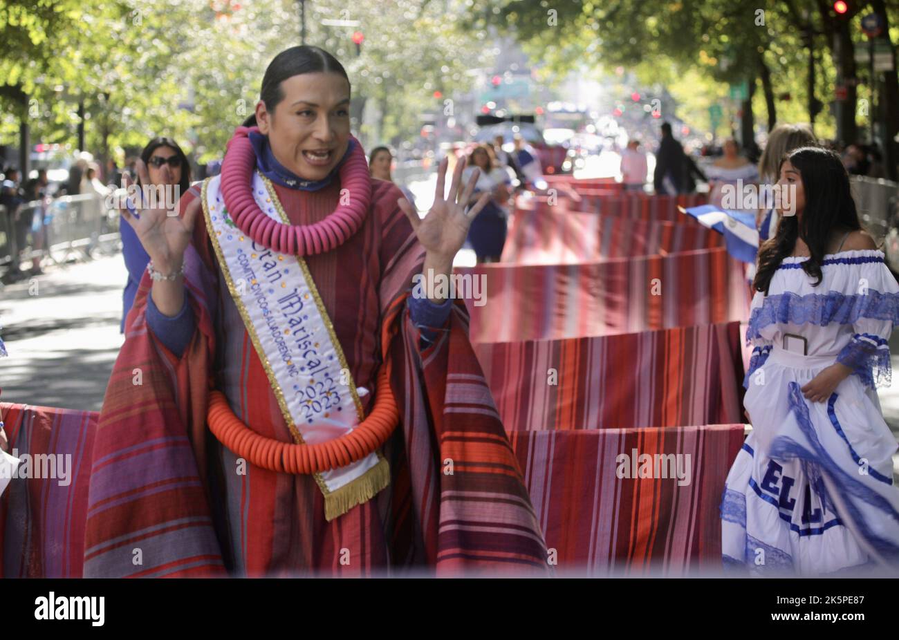 New York, USA. 9. Oktober 2022. (NEU) die Hispanic Day Parade NYC 2022. 9. Oktober 2022, New York, USA: Die Hispanic Day Parade NYC 2022, eines der Highlights der Hispanic Heritage monthÃ¢â‚¬â„¢, die ab 12pm auf der Fifth Avenue stattfindet. Einige der 21 spanischsprachigen Länder der Welt sind mit farbenfrohen Mänteln und Latino-Musik auf der Straße vertreten, wobei die Menschen entlang der eingezäunten Allee jubeln und gemeinsam tanzen. (Bild: © Niyi Fote/TheNEWS2 via ZUMA Press Wire) Stockfoto