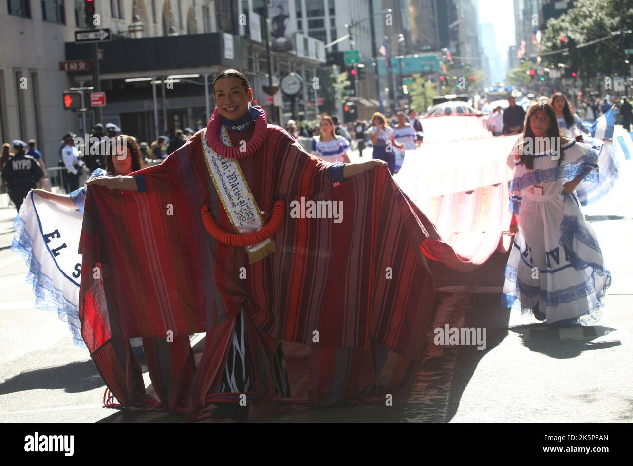 New York, USA. 9. Oktober 2022. (NEU) die Hispanic Day Parade NYC 2022. 9. Oktober 2022, New York, USA: Die Hispanic Day Parade NYC 2022, eines der Highlights der Hispanic Heritage monthÃ¢â‚¬â„¢, die ab 12pm auf der Fifth Avenue stattfindet. Einige der 21 spanischsprachigen Länder der Welt sind mit farbenfrohen Mänteln und Latino-Musik auf der Straße vertreten, wobei die Menschen entlang der eingezäunten Allee jubeln und gemeinsam tanzen. (Bild: © Niyi Fote/TheNEWS2 via ZUMA Press Wire) Stockfoto