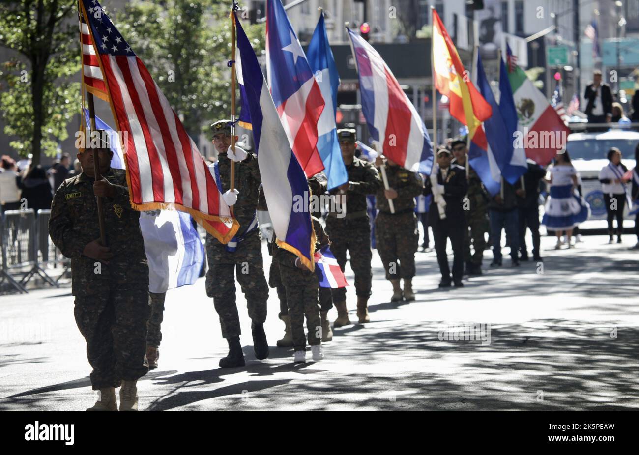 New York, USA. 9. Oktober 2022. (NEU) die Hispanic Day Parade NYC 2022. 9. Oktober 2022, New York, USA: Die Hispanic Day Parade NYC 2022, eines der Highlights der Hispanic Heritage monthÃ¢â‚¬â„¢, die ab 12pm auf der Fifth Avenue stattfindet. Einige der 21 spanischsprachigen Länder der Welt sind mit farbenfrohen Mänteln und Latino-Musik auf der Straße vertreten, wobei die Menschen entlang der eingezäunten Allee jubeln und gemeinsam tanzen. (Bild: © Niyi Fote/TheNEWS2 via ZUMA Press Wire) Stockfoto