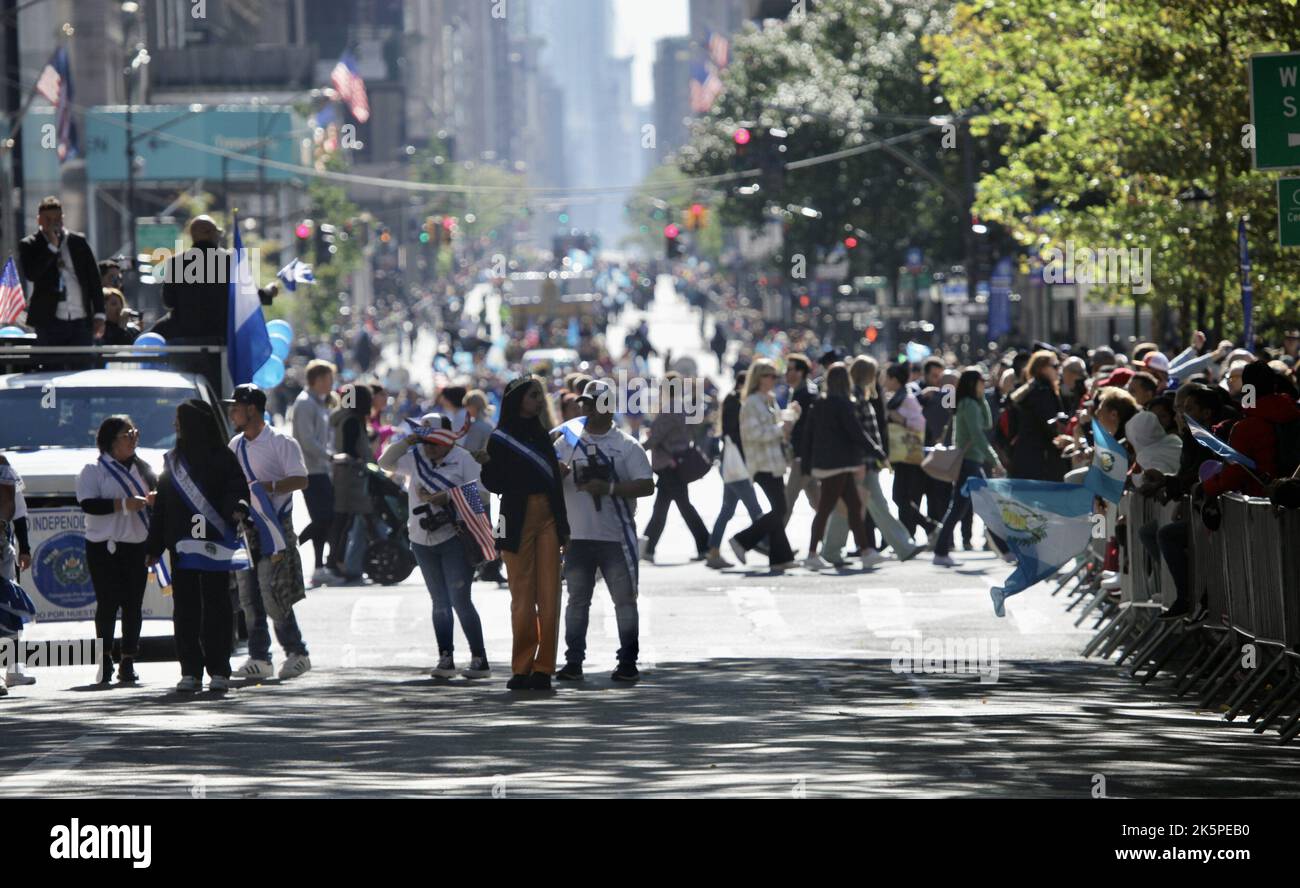 New York, USA. 9. Oktober 2022. (NEU) die Hispanic Day Parade NYC 2022. 9. Oktober 2022, New York, USA: Die Hispanic Day Parade NYC 2022, eines der Highlights der Hispanic Heritage monthÃ¢â‚¬â„¢, die ab 12pm auf der Fifth Avenue stattfindet. Einige der 21 spanischsprachigen Länder der Welt sind mit farbenfrohen Mänteln und Latino-Musik auf der Straße vertreten, wobei die Menschen entlang der eingezäunten Allee jubeln und gemeinsam tanzen. (Bild: © Niyi Fote/TheNEWS2 via ZUMA Press Wire) Stockfoto