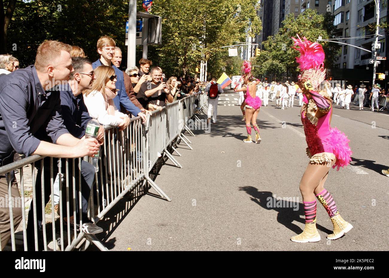 New York, USA. 9. Oktober 2022. (NEU) die Hispanic Day Parade NYC 2022. 9. Oktober 2022, New York, USA: Die Hispanic Day Parade NYC 2022, eines der Highlights der Hispanic Heritage monthÃ¢â‚¬â„¢, die ab 12pm auf der Fifth Avenue stattfindet. Einige der 21 spanischsprachigen Länder der Welt sind mit farbenfrohen Mänteln und Latino-Musik auf der Straße vertreten, wobei die Menschen entlang der eingezäunten Allee jubeln und gemeinsam tanzen. (Bild: © Niyi Fote/TheNEWS2 via ZUMA Press Wire) Stockfoto
