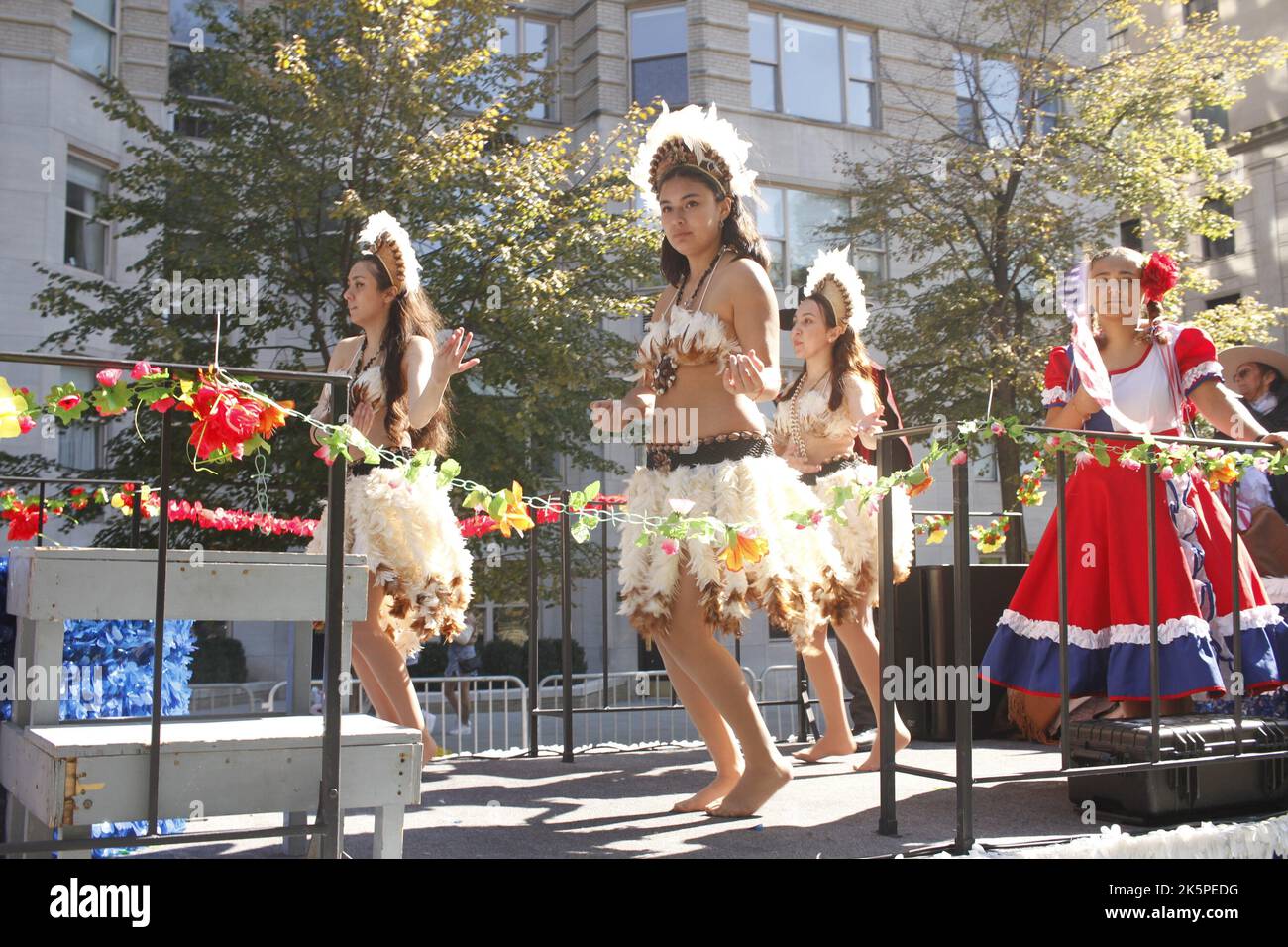 New York, USA. 9. Oktober 2022. (NEU) die Hispanic Day Parade NYC 2022. 9. Oktober 2022, New York, USA: Die Hispanic Day Parade NYC 2022, eines der Highlights der Hispanic Heritage monthÃ¢â‚¬â„¢, die ab 12pm auf der Fifth Avenue stattfindet. Einige der 21 spanischsprachigen Länder der Welt sind mit farbenfrohen Mänteln und Latino-Musik auf der Straße vertreten, wobei die Menschen entlang der eingezäunten Allee jubeln und gemeinsam tanzen. (Bild: © Niyi Fote/TheNEWS2 via ZUMA Press Wire) Stockfoto
