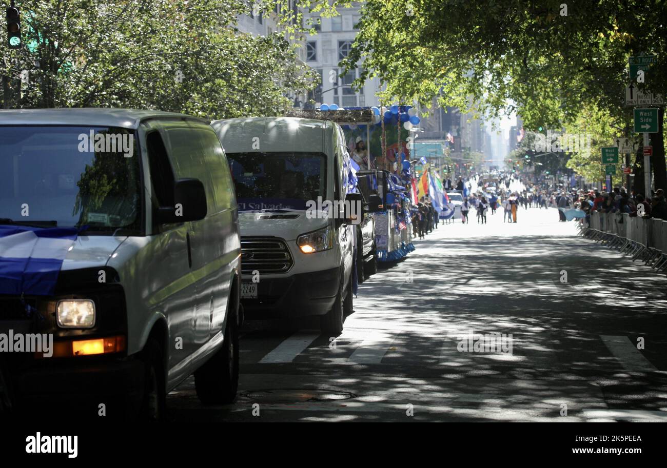 New York, USA. 9. Oktober 2022. (NEU) die Hispanic Day Parade NYC 2022. 9. Oktober 2022, New York, USA: Die Hispanic Day Parade NYC 2022, eines der Highlights der Hispanic Heritage monthÃ¢â‚¬â„¢, die ab 12pm auf der Fifth Avenue stattfindet. Einige der 21 spanischsprachigen Länder der Welt sind mit farbenfrohen Mänteln und Latino-Musik auf der Straße vertreten, wobei die Menschen entlang der eingezäunten Allee jubeln und gemeinsam tanzen. (Bild: © Niyi Fote/TheNEWS2 via ZUMA Press Wire) Stockfoto