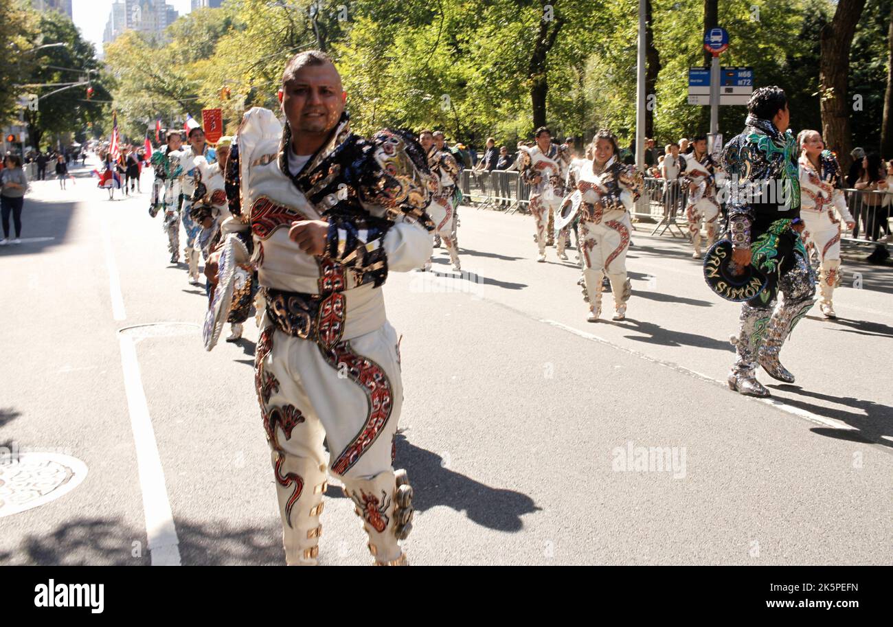New York, USA. 9. Oktober 2022. (NEU) die Hispanic Day Parade NYC 2022. 9. Oktober 2022, New York, USA: Die Hispanic Day Parade NYC 2022, eines der Highlights der Hispanic Heritage monthÃ¢â‚¬â„¢, die ab 12pm auf der Fifth Avenue stattfindet. Einige der 21 spanischsprachigen Länder der Welt sind mit farbenfrohen Mänteln und Latino-Musik auf der Straße vertreten, wobei die Menschen entlang der eingezäunten Allee jubeln und gemeinsam tanzen. (Bild: © Niyi Fote/TheNEWS2 via ZUMA Press Wire) Stockfoto
