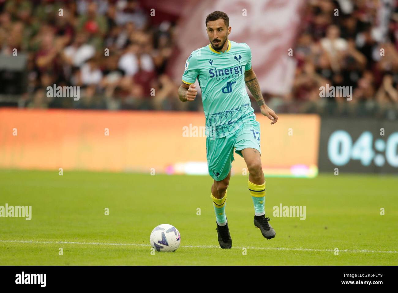 Veronas italienischer Verteidiger Federico Ceccherini kontrolliert den