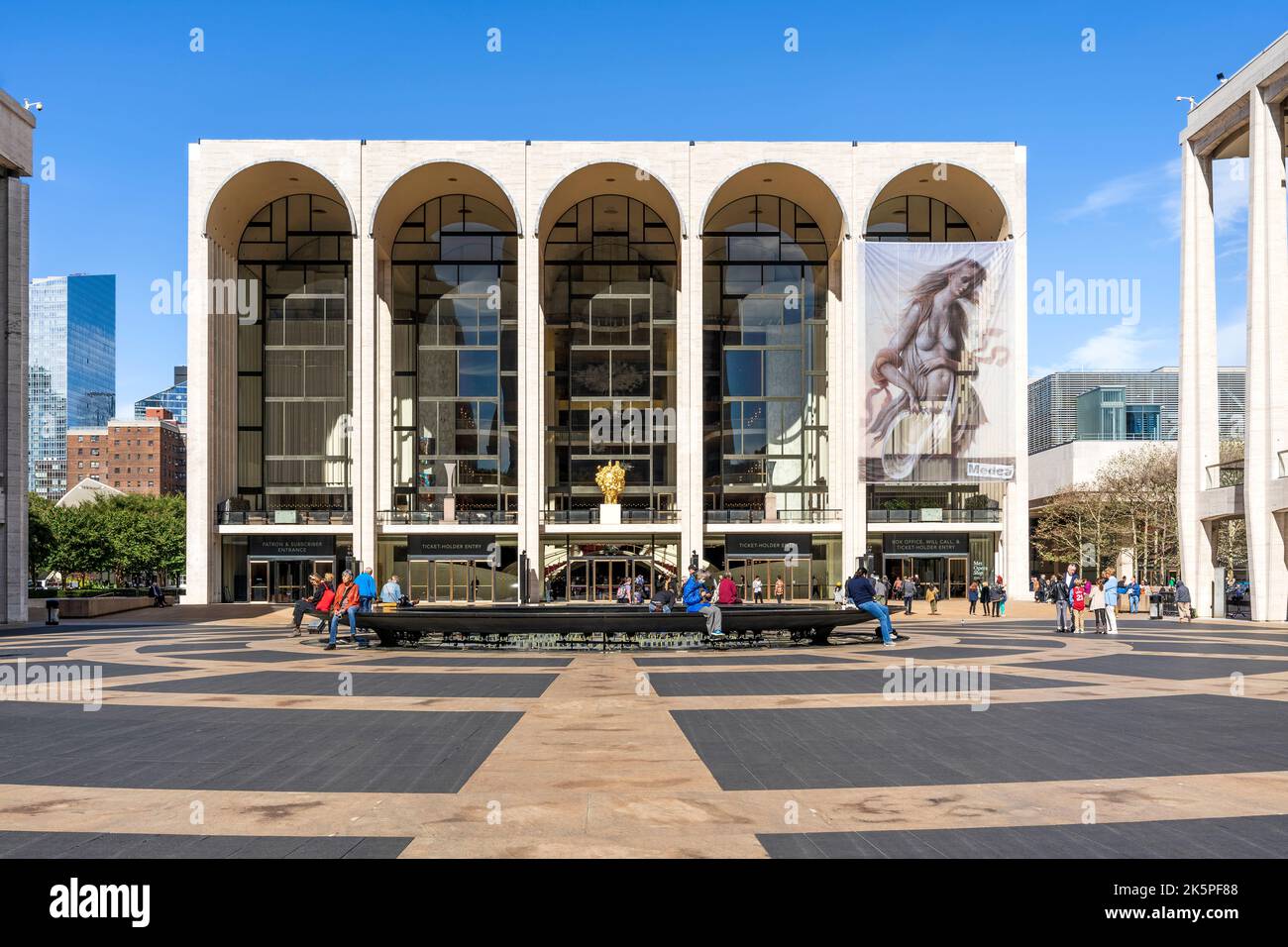 façade des Metropolitan Opera House (The Met), im Lincoln Center for the Performing Arts, Upper West Side, Manhattan, New York City, USA Stockfoto
