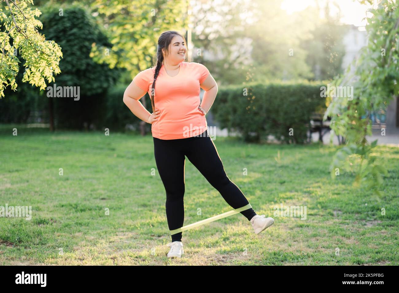 Band Übung Gewichtskontrolle übergewichtige Frau Park Stockfoto