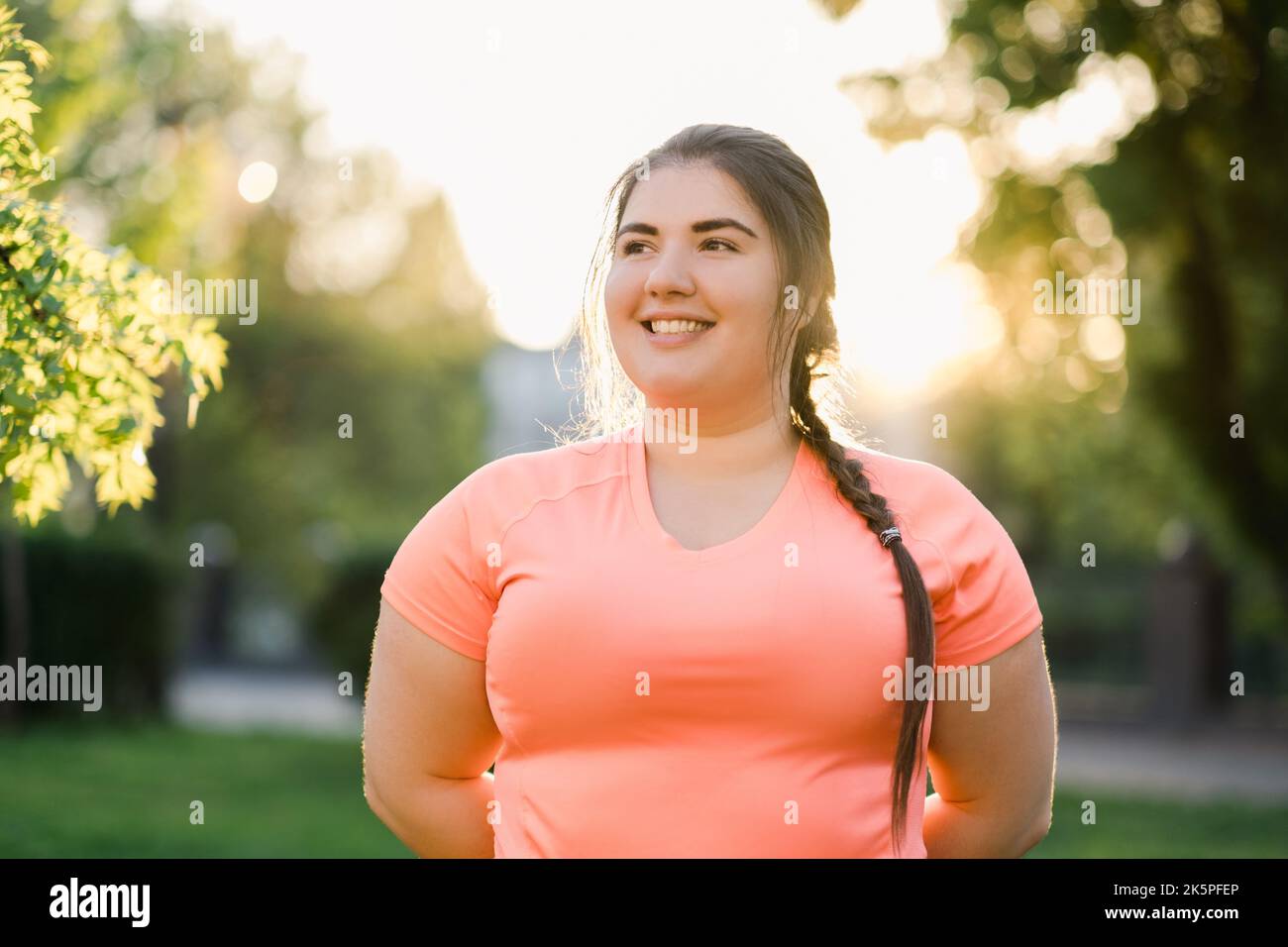 Adipositas Menschen plus Größe Frau lächeln im Freien Stockfoto
