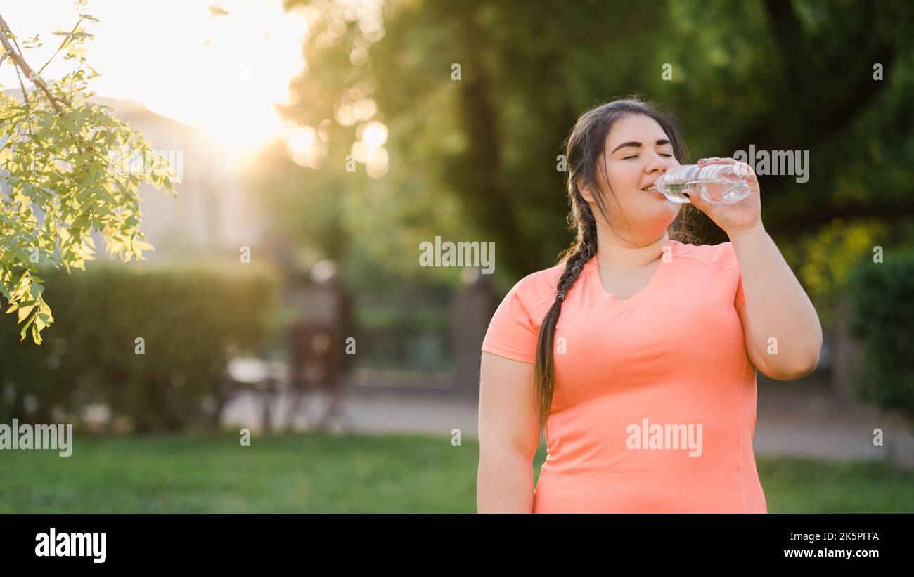 Durst reduzieren gesundes Wohlbefinden übergewichtige Frau Stockfoto