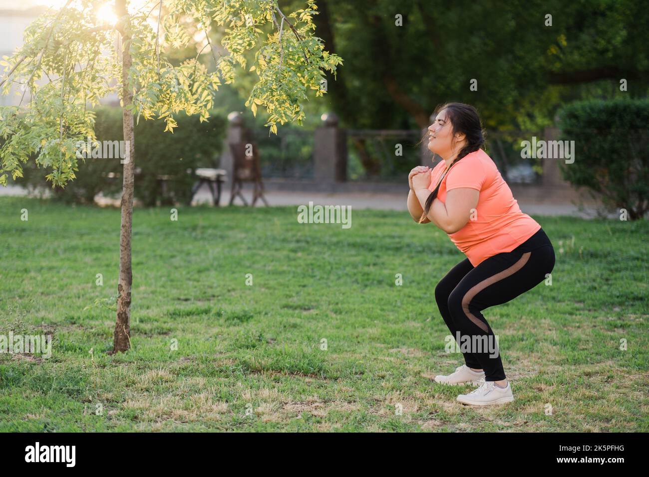 park Training übergewichtige Menschen übergewichtige Frau Frühling Stockfoto