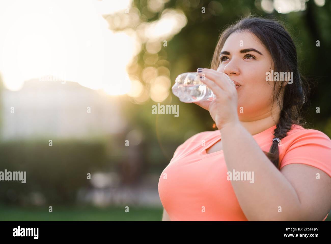 Wasser Frische Energie Erholung Frau trinken Stockfoto