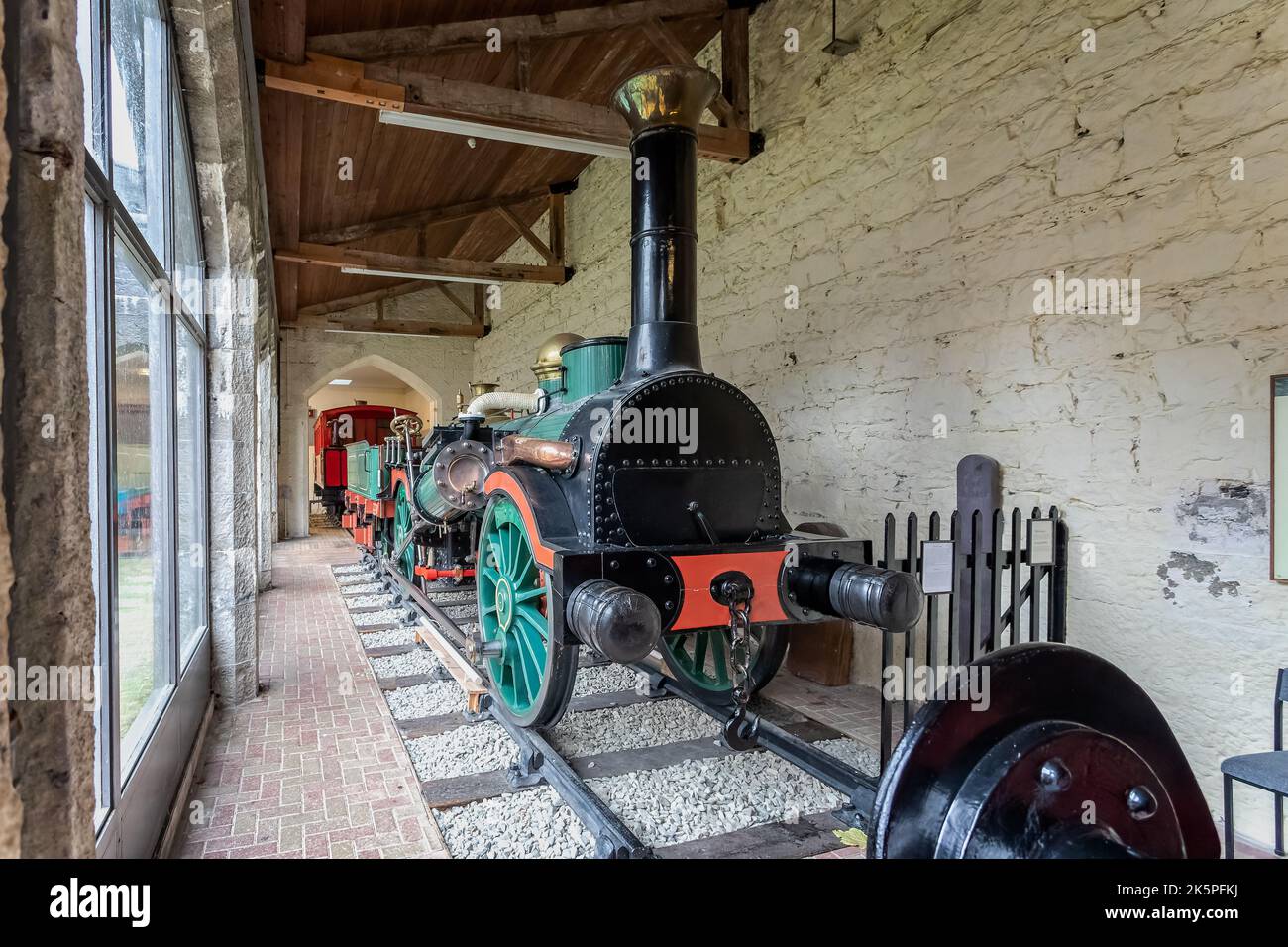 Tender Steam Locomotive Fire Queen - erbaut 1848 von Einem Horlock - am 4. Oktober 2022 im Penrhyn Castle Museum, Gwnydd, Wales ausgestellt Stockfoto