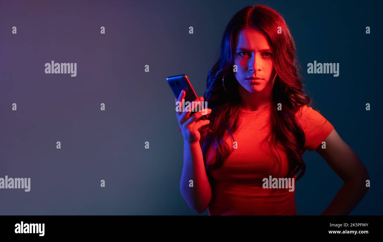 Telefon Betrug Cybermobbing Banner Frau Neonlicht Stockfoto