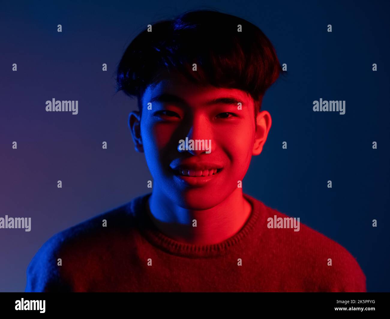 Farbe Licht Menschen synth Welle Porträt Mann Neon Stockfoto