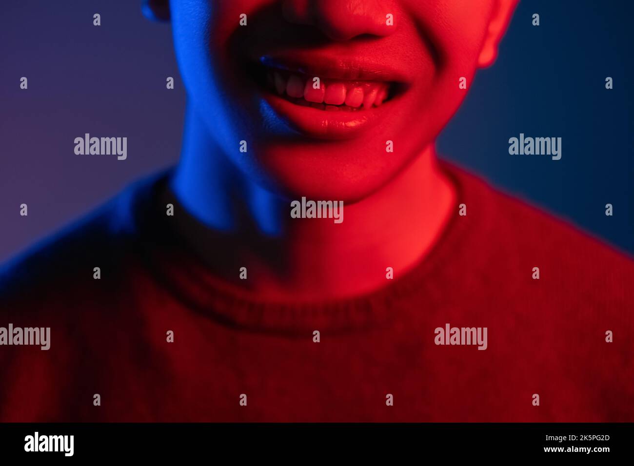 Neon Licht Lächeln positive Emotion Mann Gesicht rot Stockfoto