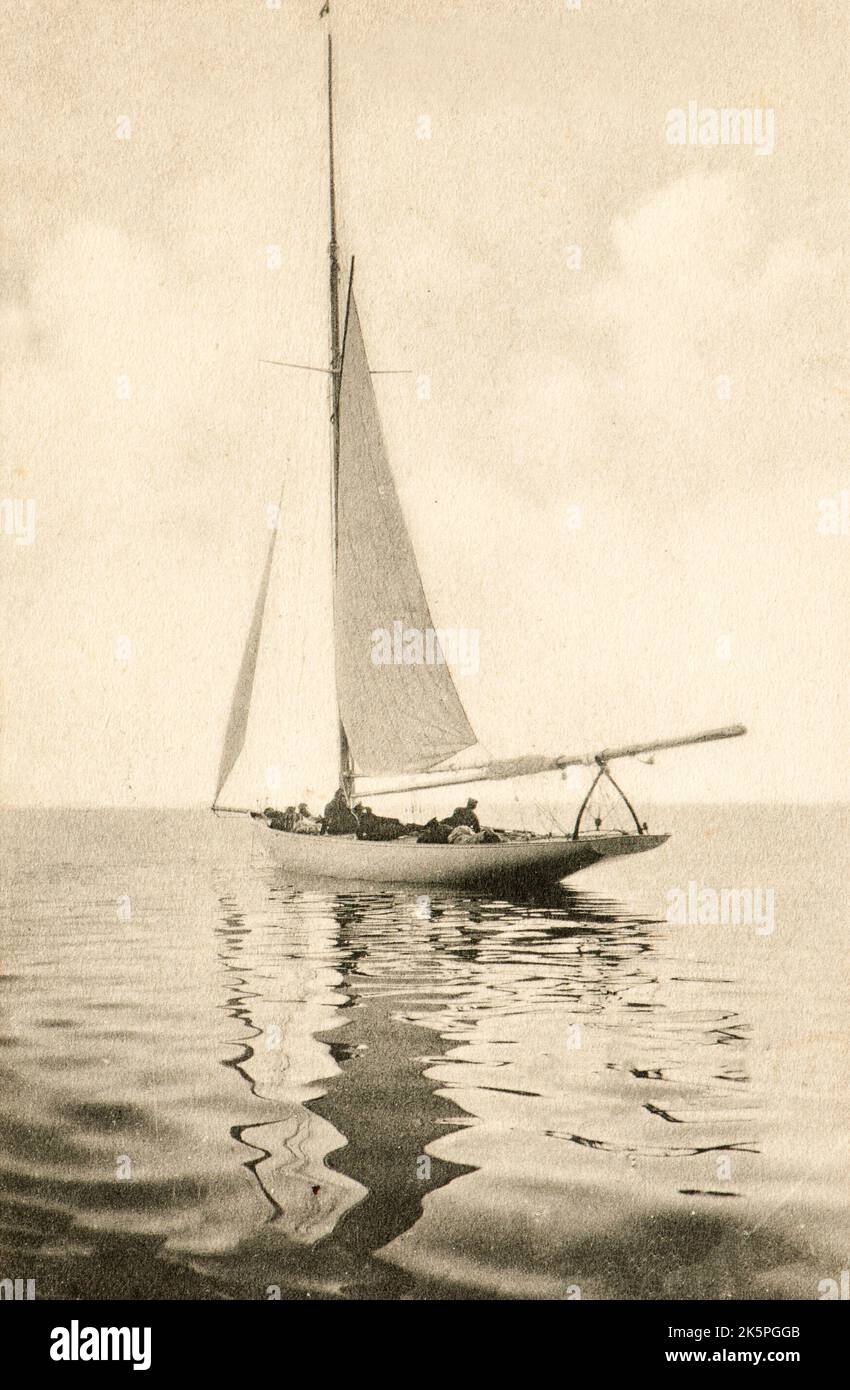 Das Segelboot seiner Königlichen Hoheit des Herzogs von Abruzzen irgendwo entlang der italienischen Küste zu Beginn des XX. Jahrhunderts Stockfoto