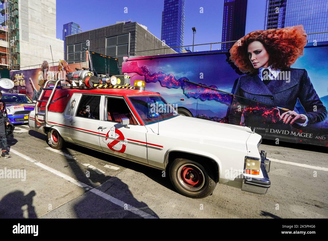 New York, USA. 09. Oktober 2022. 10/09/2022 New York City, NY Ghostbuster Car and Characters during the Final Day of New York Comic Con Departures, Held at the Jacob Javitz Center in New York City, Sunday, 9. Oktober 2022. Foto von Jennifer Graylock-Alamy Nachrichtenquelle: Jennifer Graylock/Alamy Live News Stockfoto