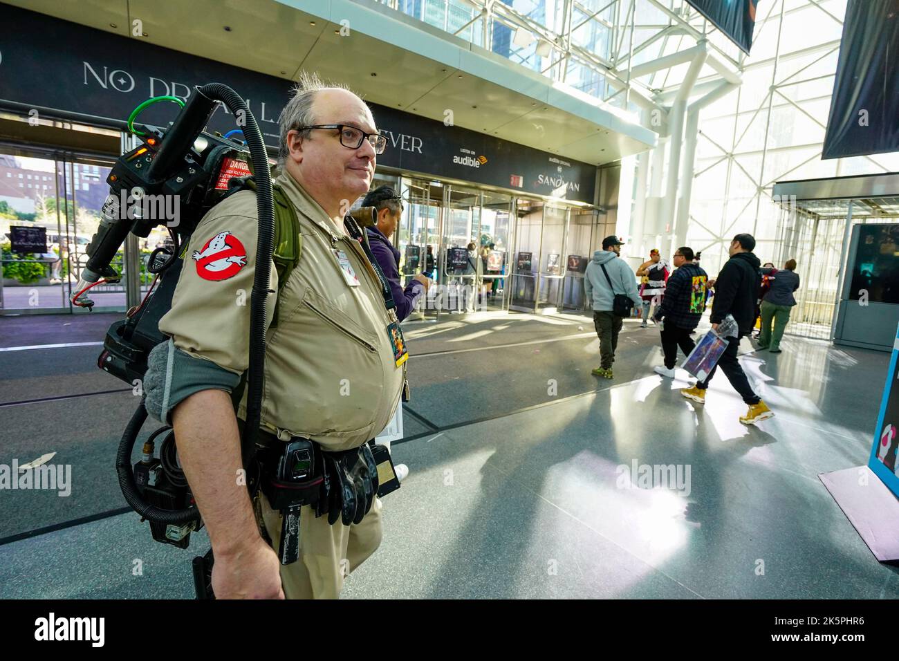 New York, USA. 09. Oktober 2022. 10/09/2022 New York City, NY Ghostbuster Car and Characters during the Final Day of New York Comic Con Departures, Held at the Jacob Javitz Center in New York City, Sunday, 9. Oktober 2022. Foto von Jennifer Graylock-Alamy Nachrichtenquelle: Jennifer Graylock/Alamy Live News Stockfoto