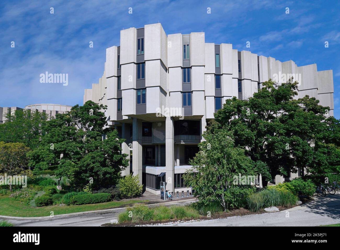 Evanston, IL - August 2022: Campus der Northwestern University, mit dem Bibliotheksgebäude Stockfoto