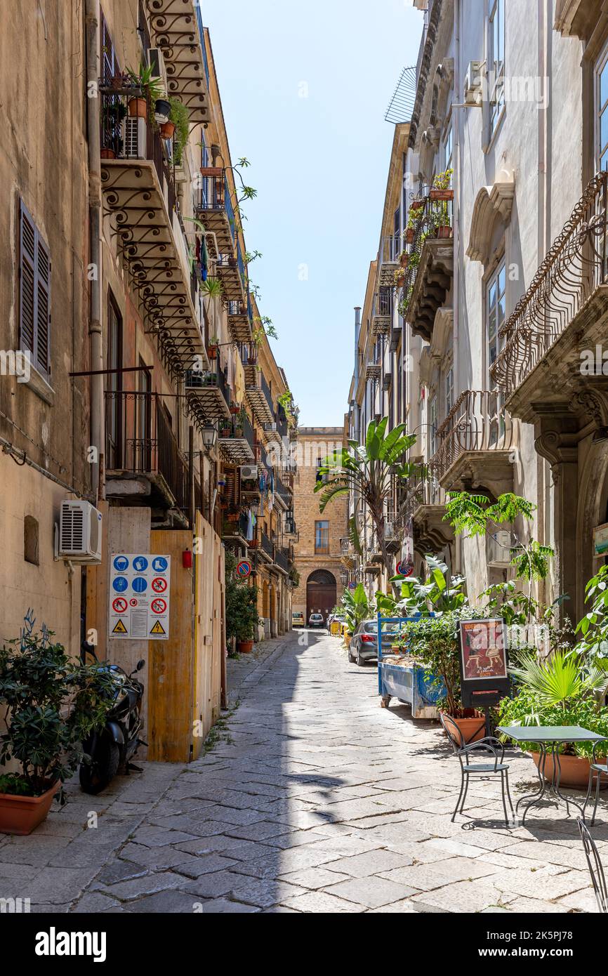 Palermo, Sizilien, Italien - 6. Juli 2020: Typisch italienische Straße in der Altstadt von Palermo, Sizilien, Italien. Stockfoto