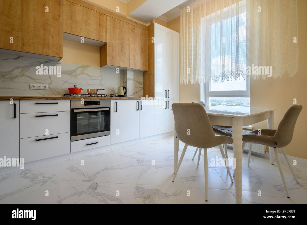 Weiße und hölzerne moderne Küche und Esszimmer Interieur Stockfoto