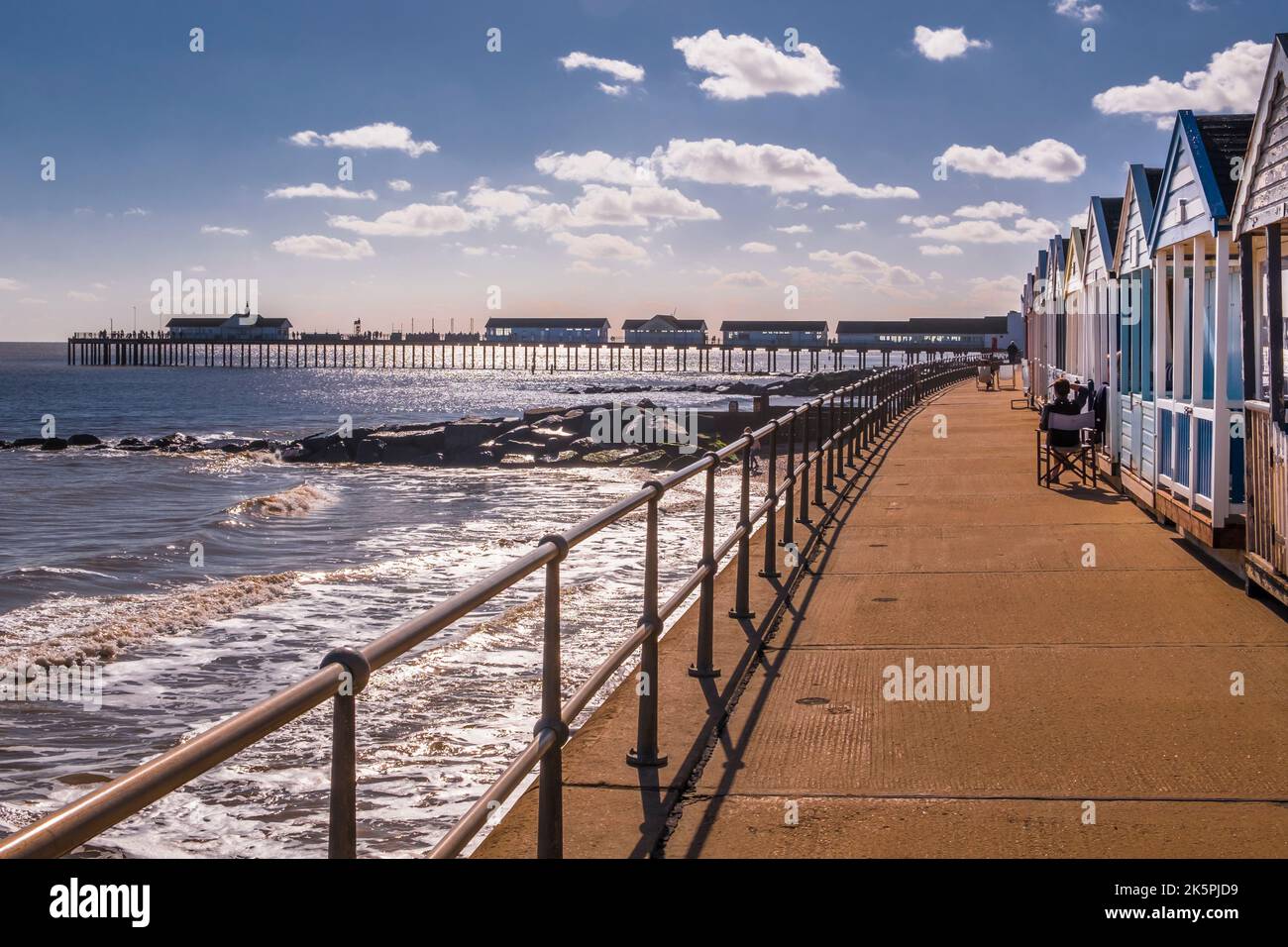 Southwold, Suffolk Pier und Strandhütten an einem sonnigen Herbsttag. Stockfoto