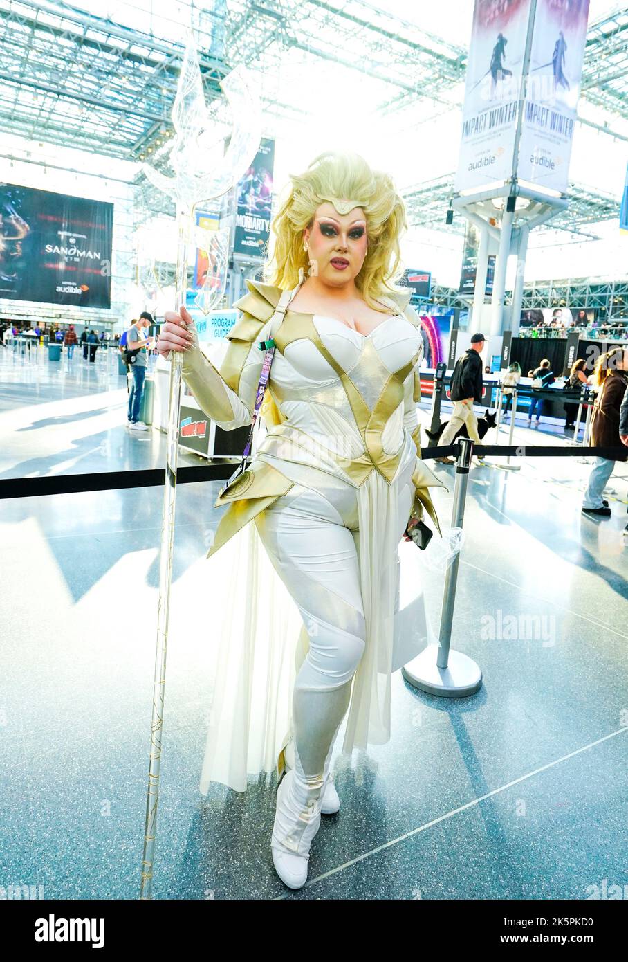 New York, USA. 09. Oktober 2022. 10/09/2022 New York City, NY Drag Queen Sal Minella während des letzten Tages der New York Comic Con Abfahrten, die am 9. Oktober 2022 im Jacob Javitz Center in New York City stattfand. Foto von Jennifer Graylock-Alamy Nachrichtenquelle: Jennifer Graylock/Alamy Live News Stockfoto