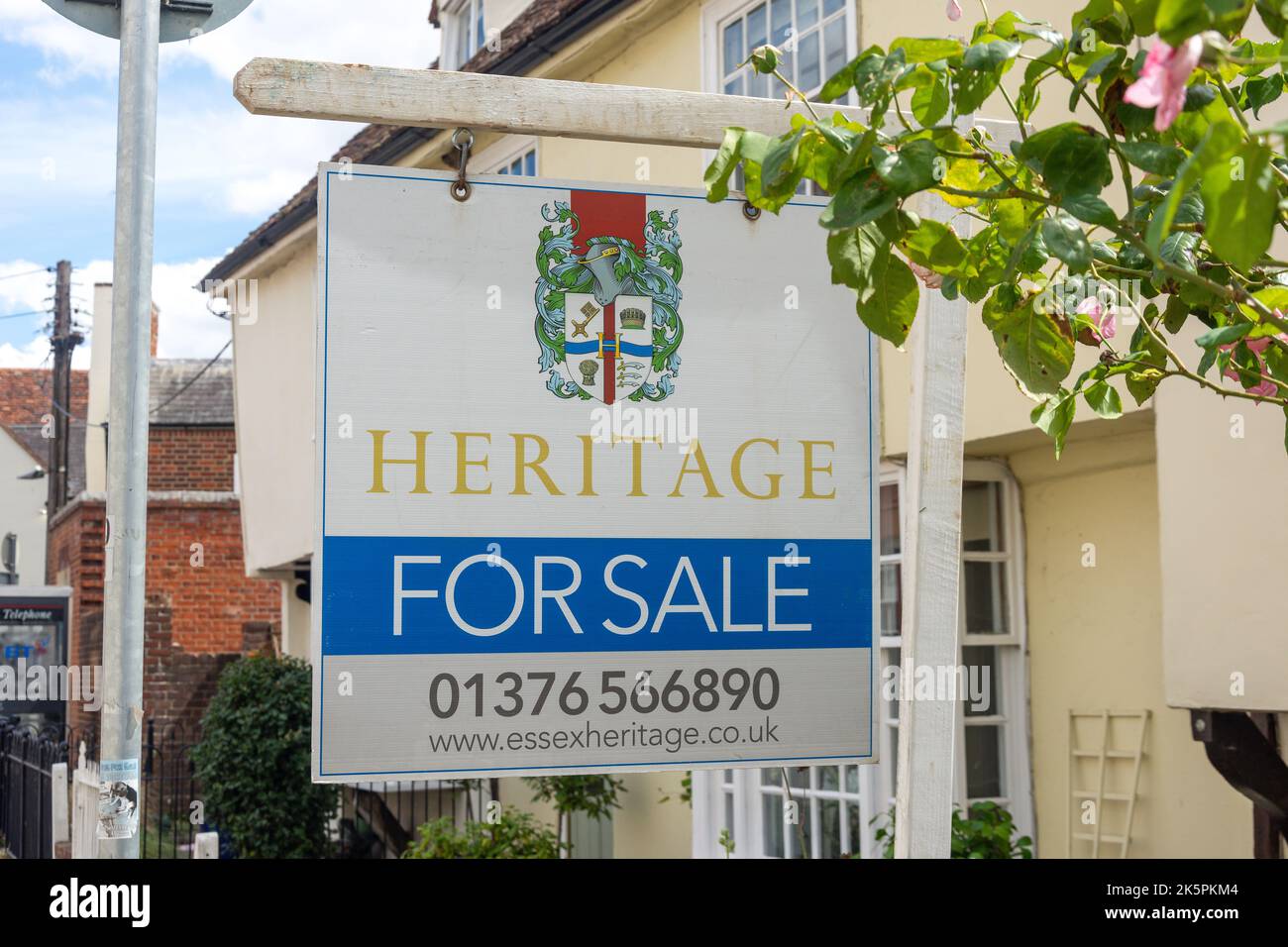 Schild des Immobilienmaklers „zum Verkauf“ außerhalb des historischen Grundstücks, West Street, Coggeshall, Essex, England, Vereinigtes Königreich Stockfoto