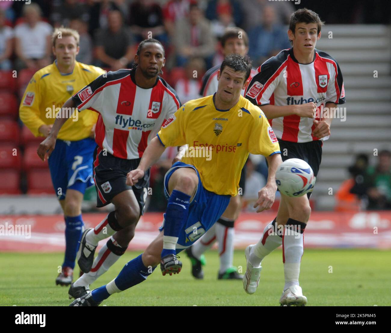 SOUTHAMPTON V PRESTON DAVID NUGENT PLATZT VOR JOHN VIAFARA UND GARETH BALE PIC MIKE WALKER, 2006 Stockfoto