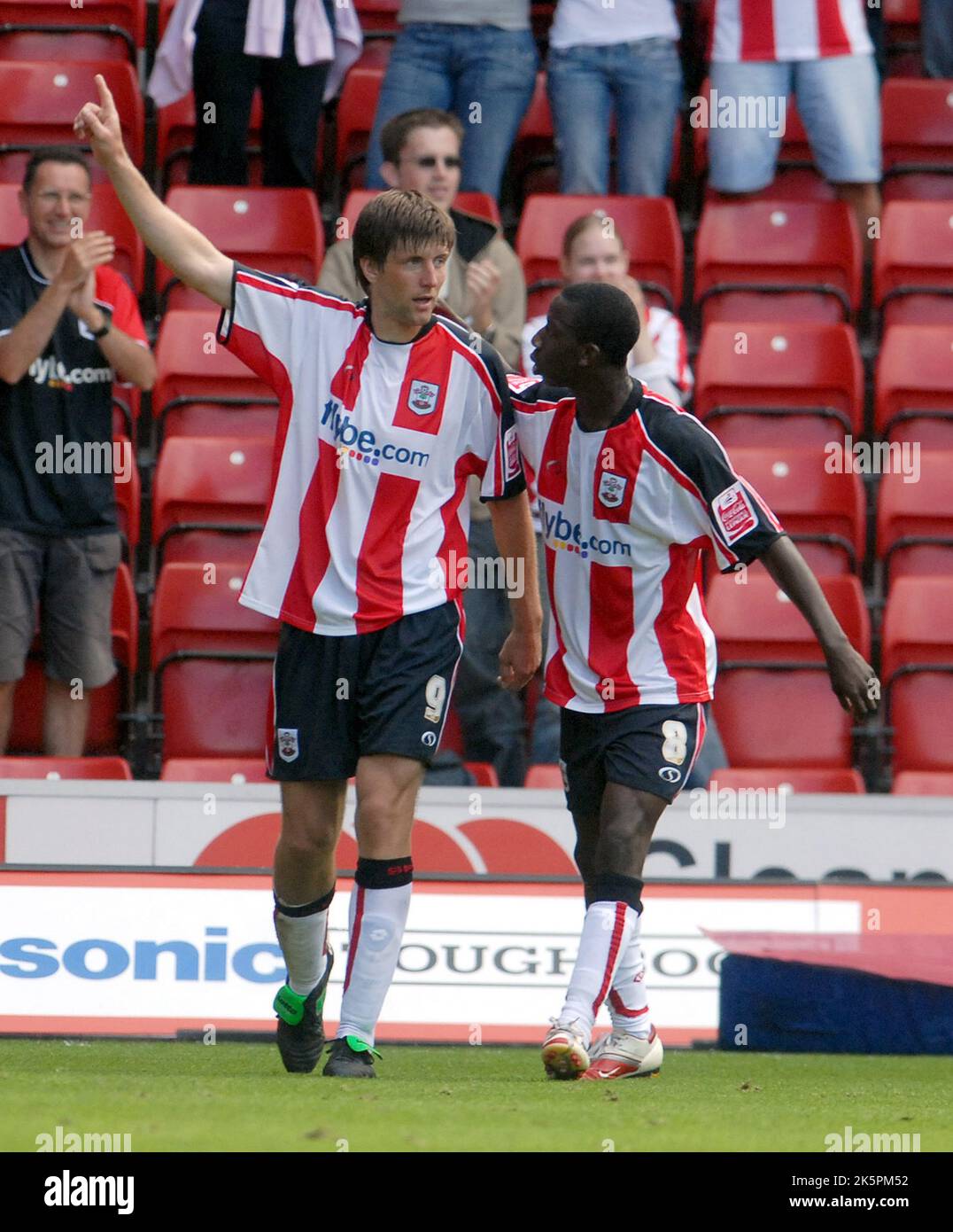 SOUTHAMPTON V PRESTON GRZEGORZ RASIAK FEIERT SEINEN OPENMER FÜR SOUTHAMPTON MIT BRADLEY WRIGHT PHILLIPS PIC MIKE WALKER, 2006 Stockfoto