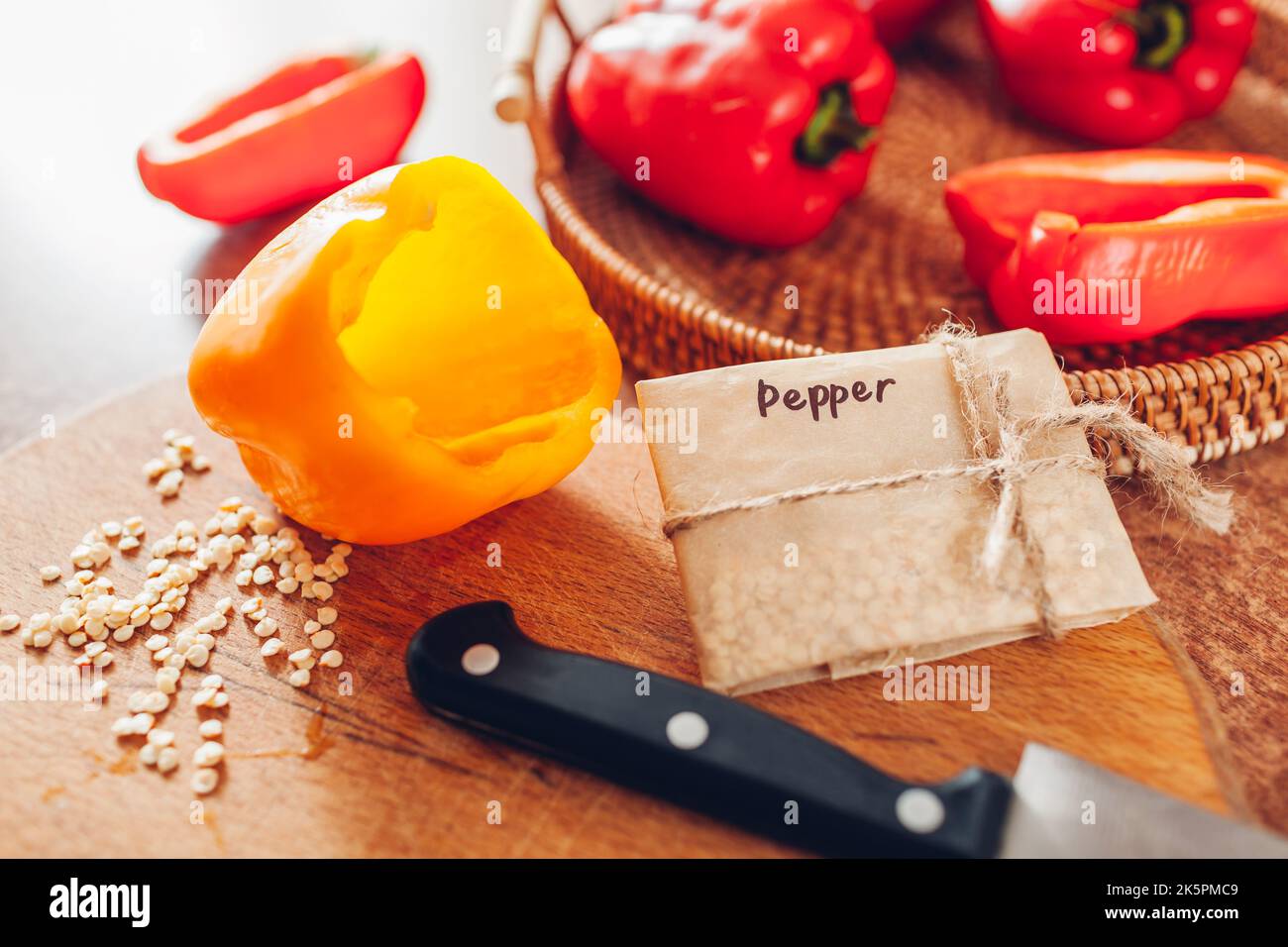 Nahaufnahme eines signierten Papierpakets mit gesammelten Samen von Paprika auf dem Tisch zu Hause. Bewahren Sie sie in Papier verpackt auf und bewahren Sie sie auf. Vegetierendes Gemüse Stockfoto