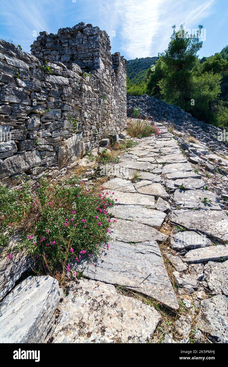 Teil des verlassenen Penteli Marmorbruchs in Attika, Griechenland. Penteli ist ein Berg, 18 km nördlich von Athen, von dem Stein für den con geliefert wurde Stockfoto