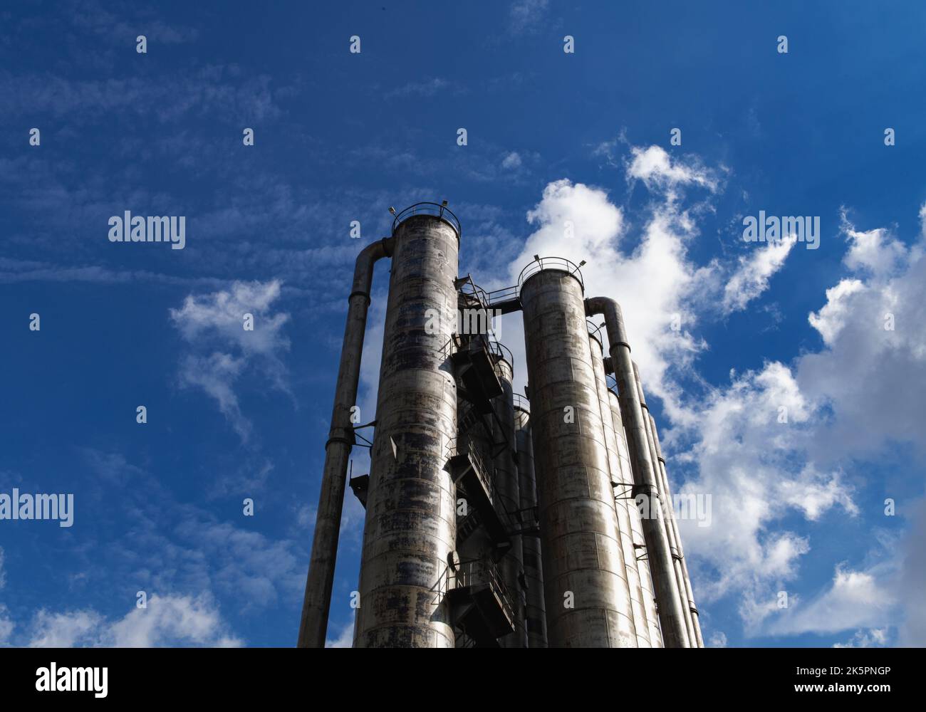 Niedriger Winkel Ansicht der alten rostigen industriellen Schornstein Architektur Struktur Silo Gebäude Konstruktion Stockfoto