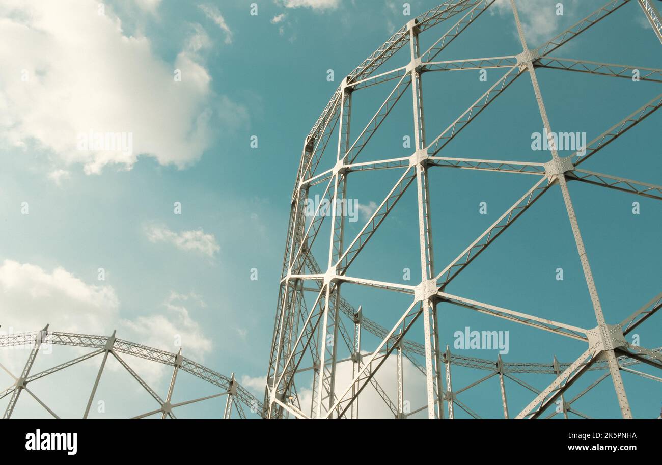 Low-Angle-Ansicht der industriellen Architektur Struktur metallischen Skelett des Silobehälters Stockfoto